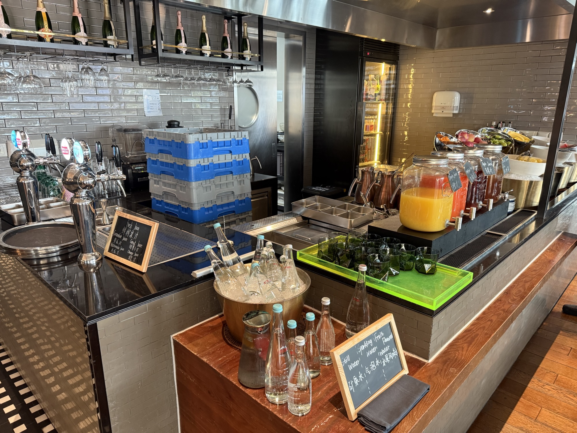 スパークリングワインも楽しめるドリンクコーナー