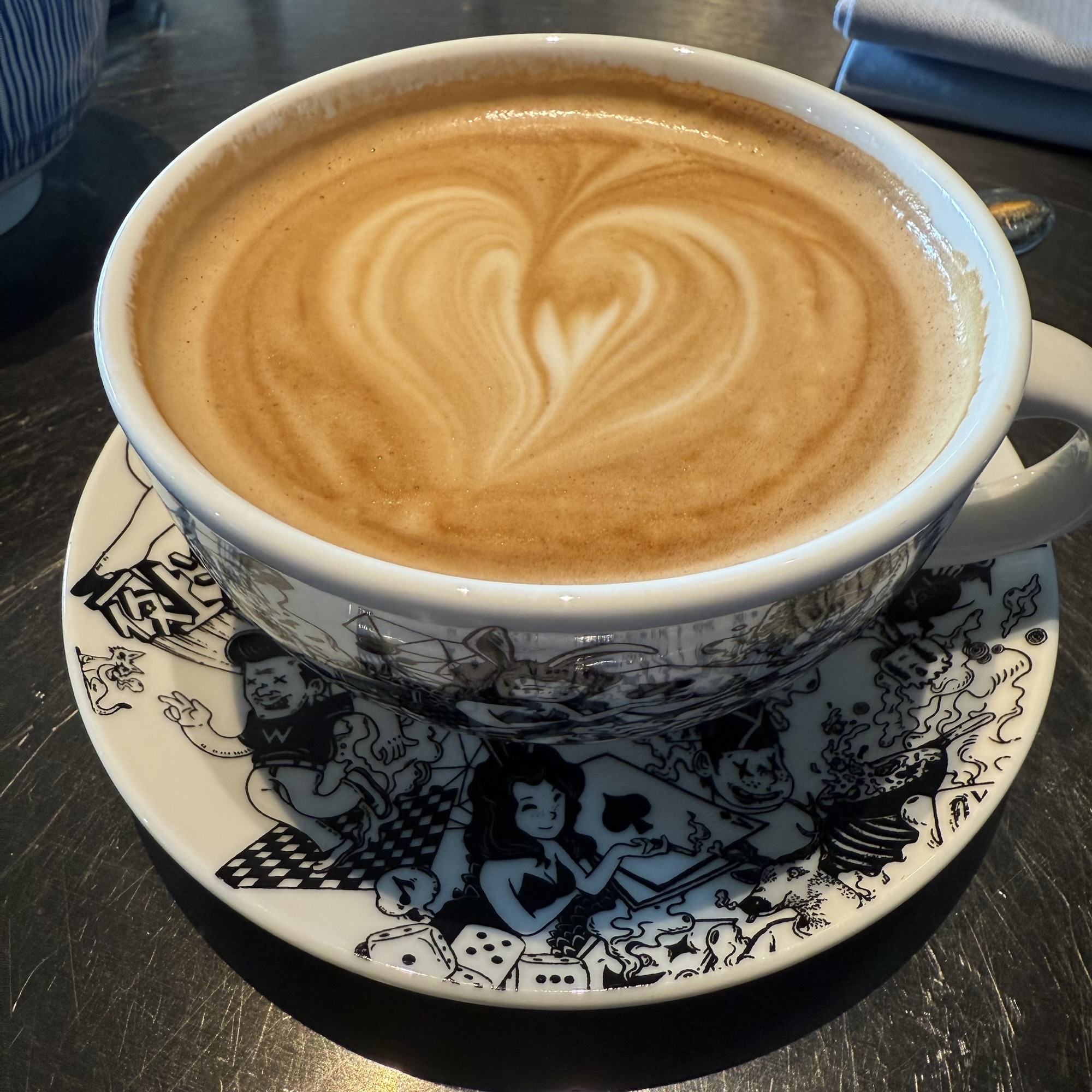 ラテアートが施されたカフェラテ