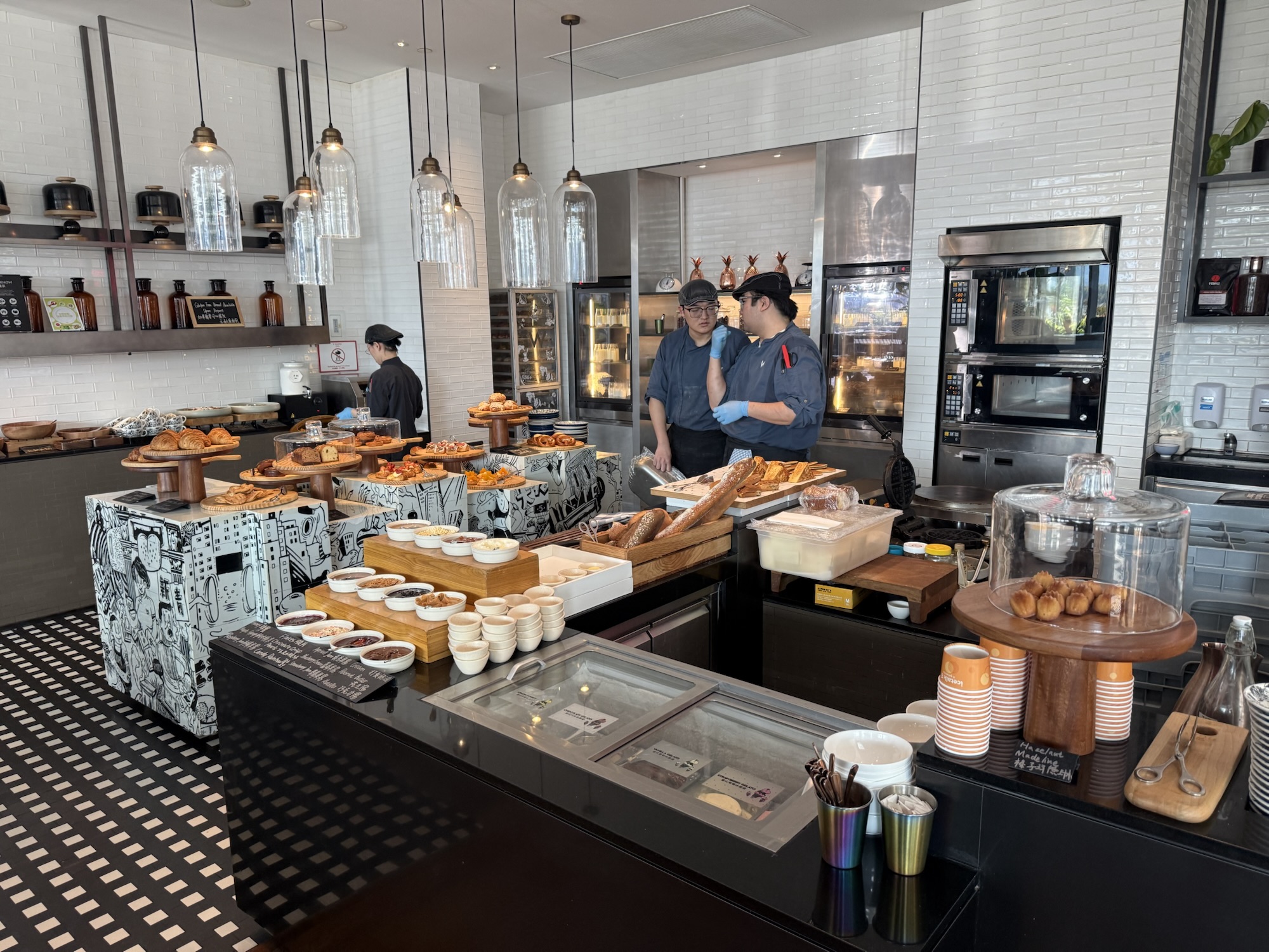 朝食ビュッフェのパンコーナー