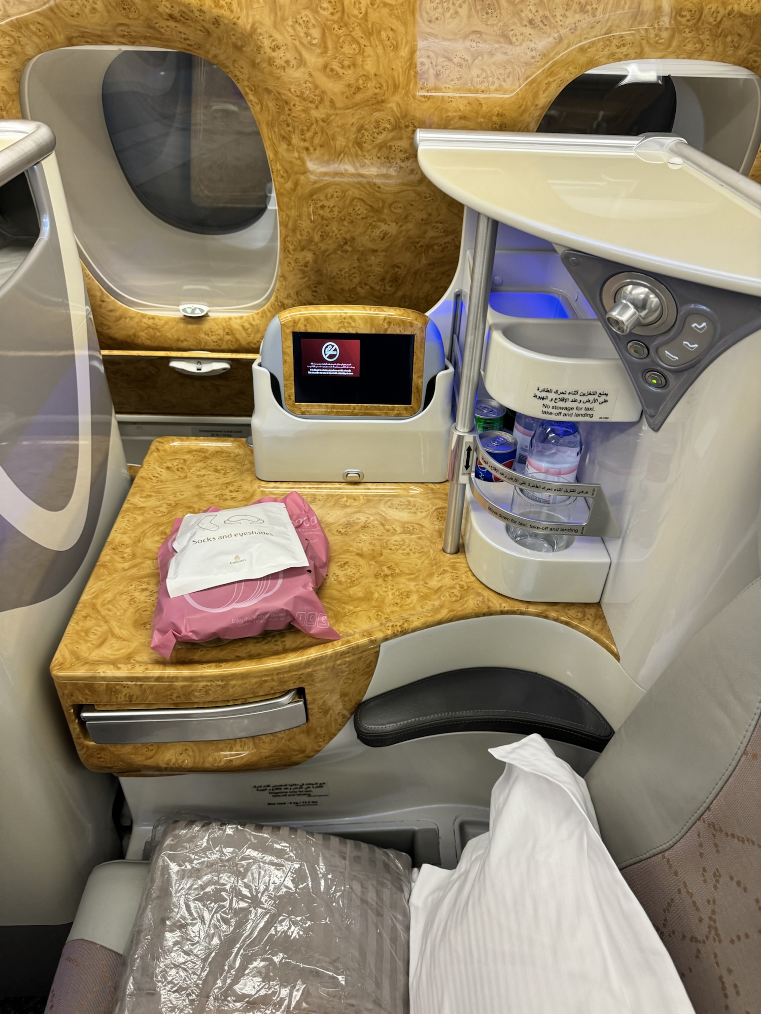 エミレーツ航空 ビジネスクラス シート周りの設備
