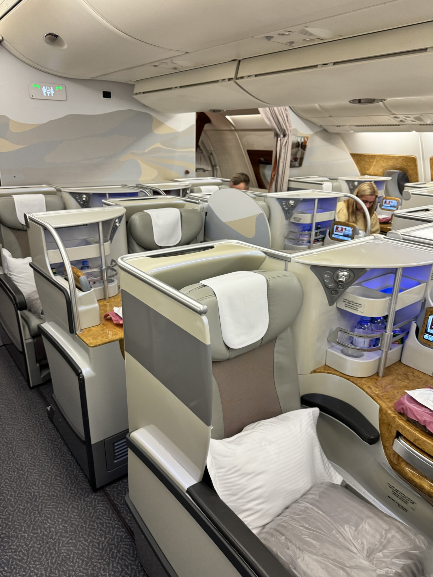 エミレーツ航空 A380 ビジネスクラス機内