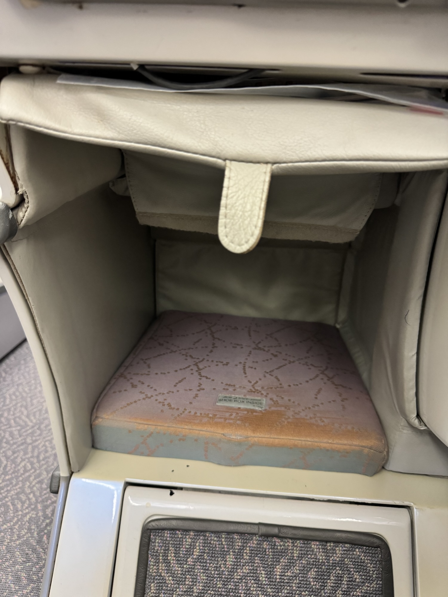 エミレーツ航空 ビジネスクラス 収納スペース