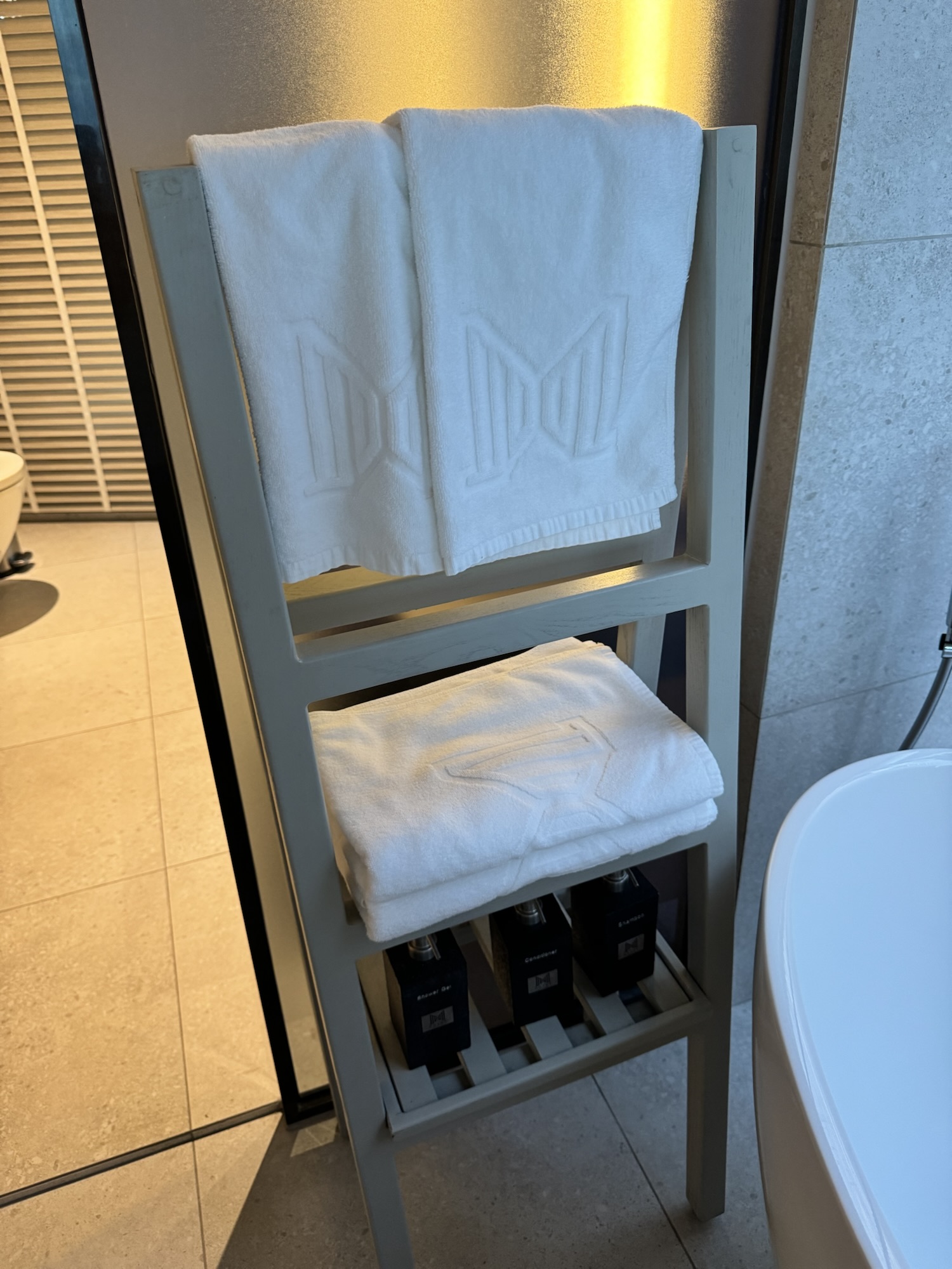 アメニティとバスタオルが整えられた棚