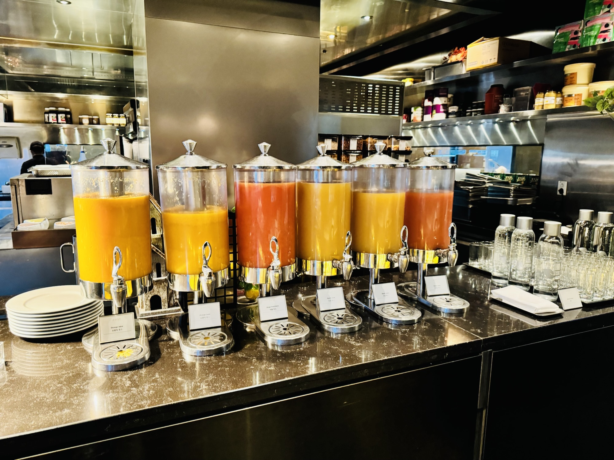 コンラッド・ソウルのZEST朝食にあるフレッシュジュースコーナー