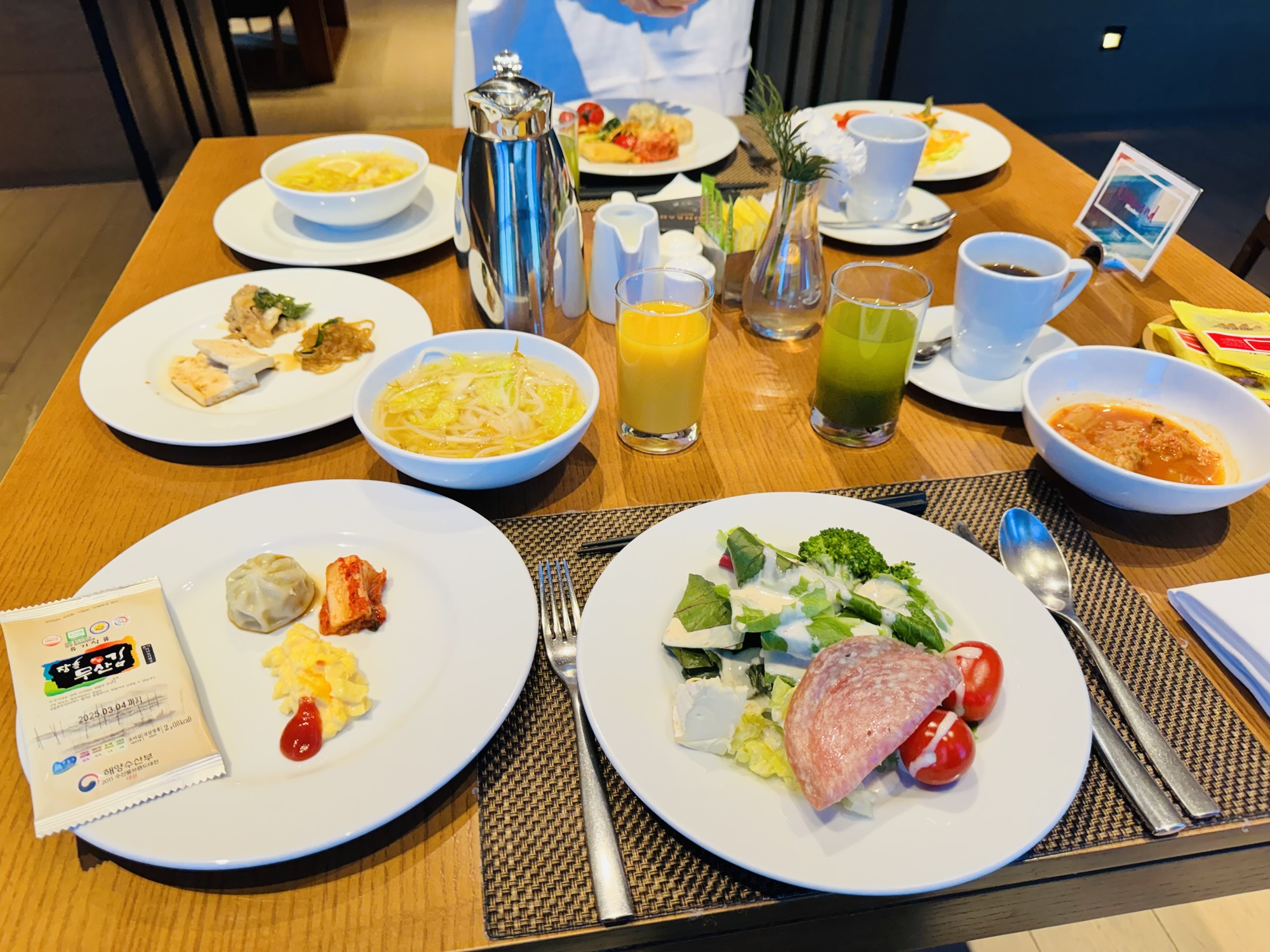 コンラッド・ソウルの朝食ビュッフェで盛り付けた料理