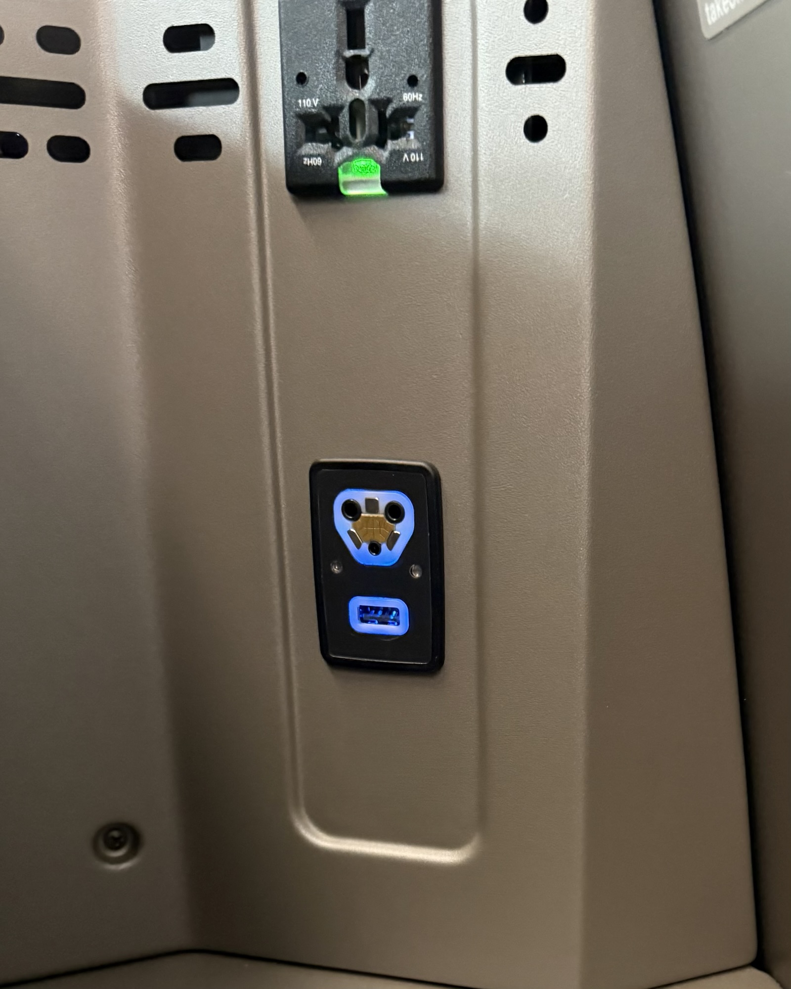 スターラックス航空 ビジネスクラス 電源・USBポート