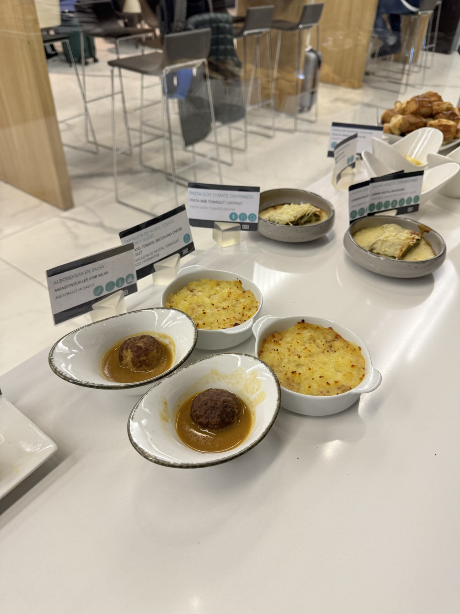 ラウンジのホットミール