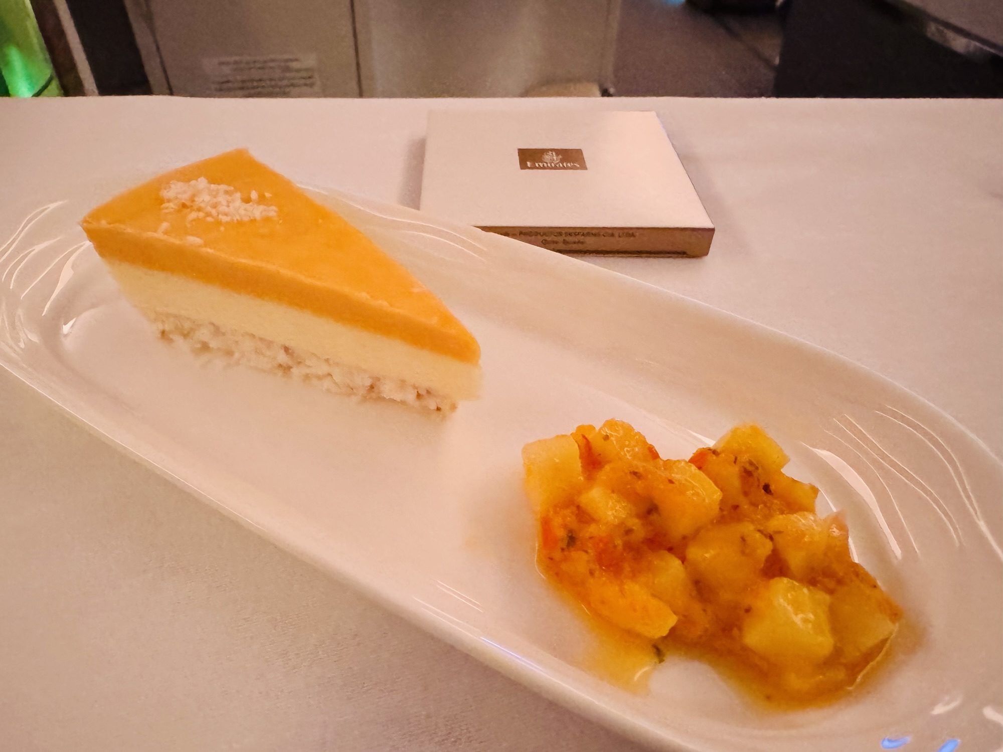 マンゴーケーキとフルーツ