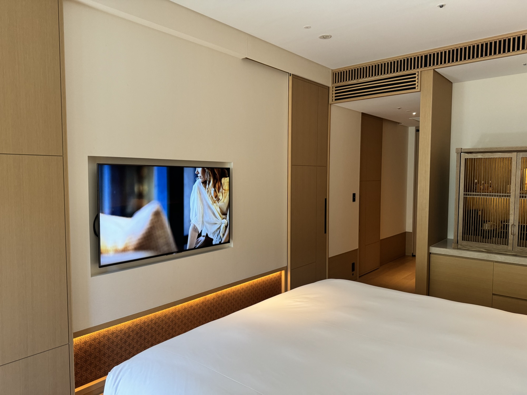 壁掛けテレビとベッド