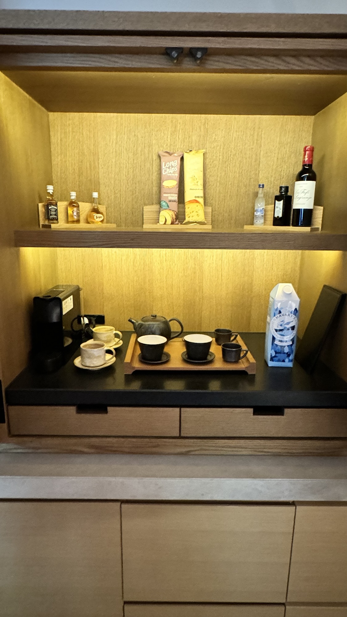 ミニバーのコーヒーメーカーと茶器