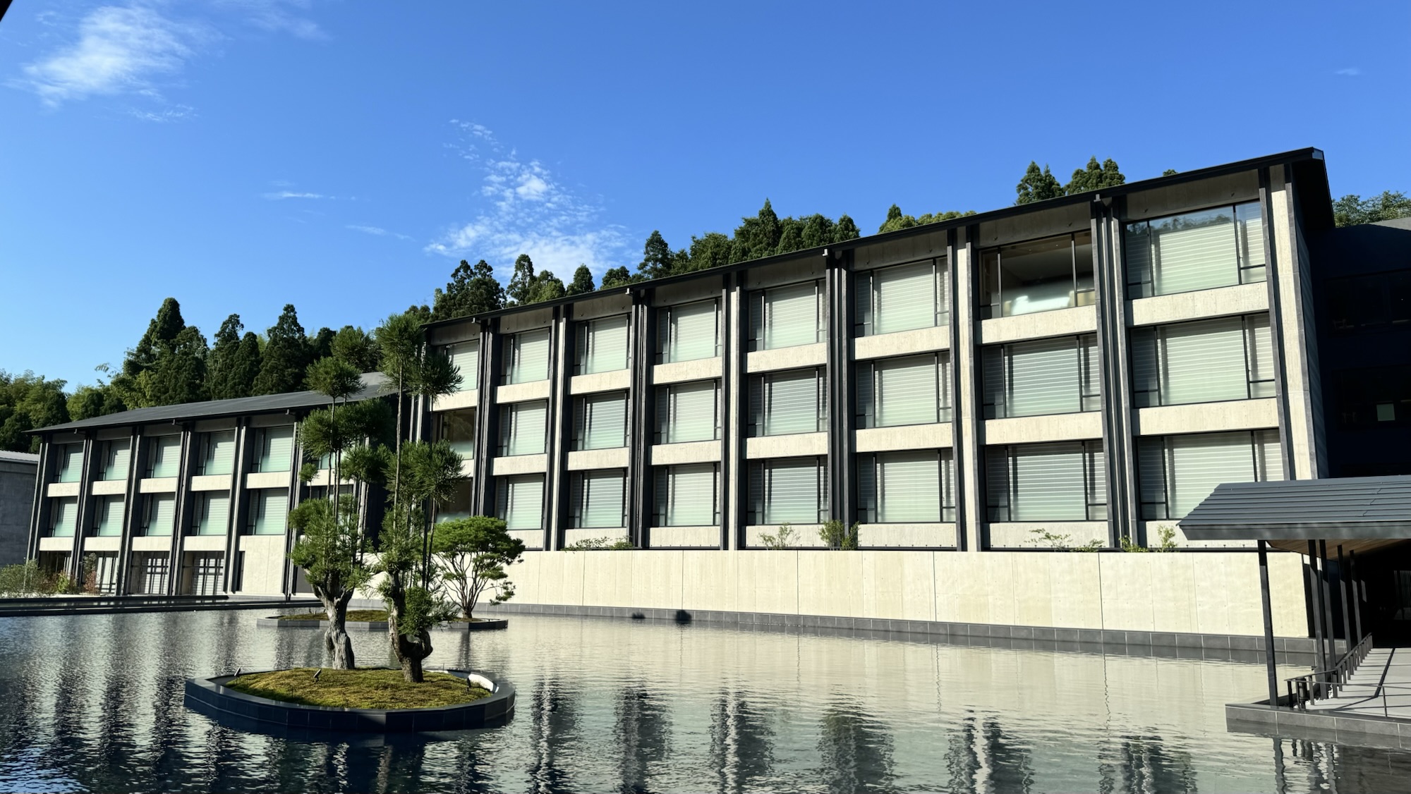 水盤から見たROKU KYOTOの客室棟