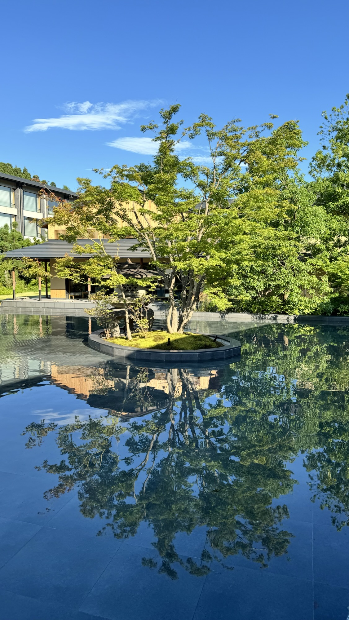 水面に映るROKU KYOTOの木々