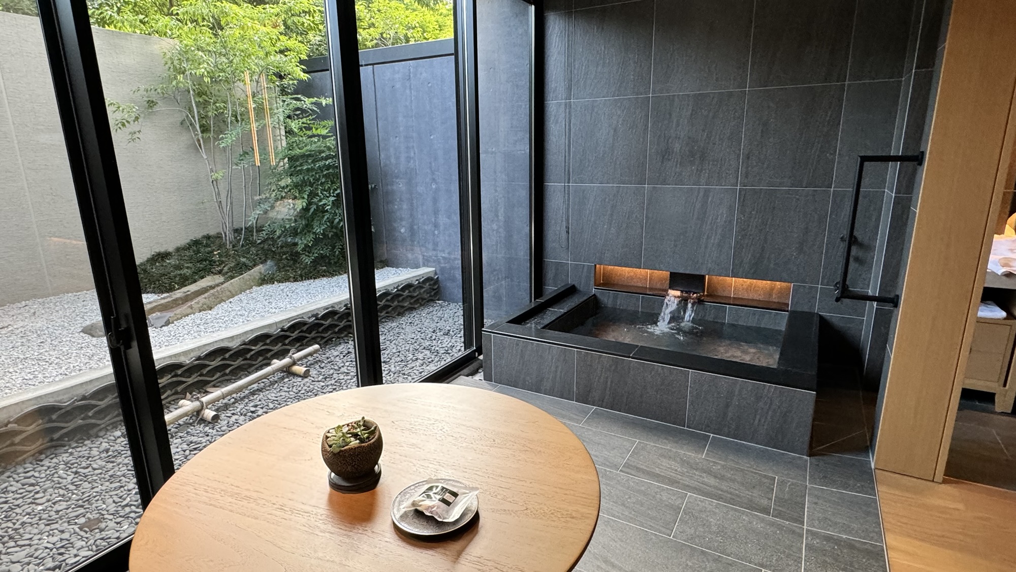 客室の温泉とテーブルセット