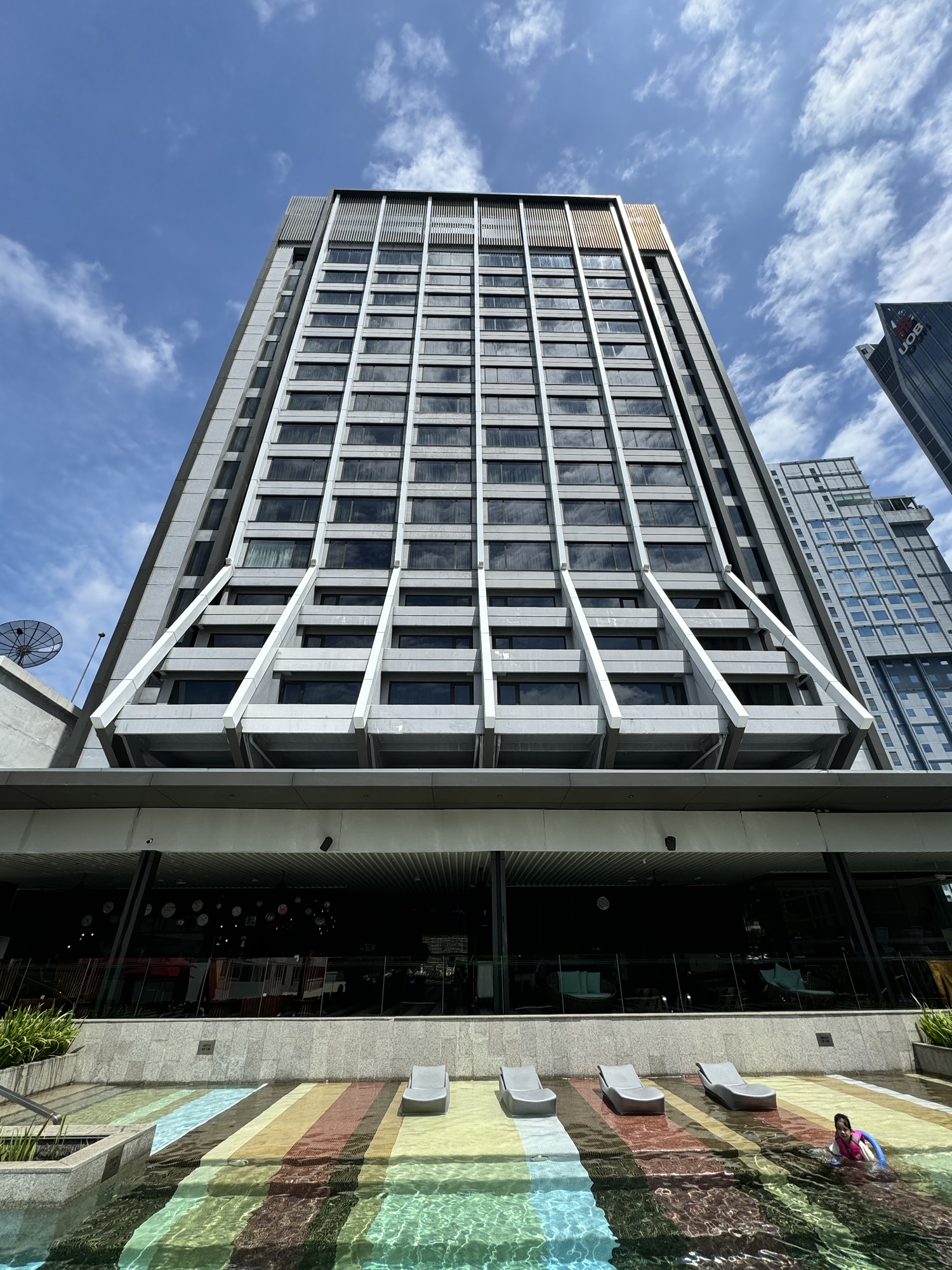 ダブルツリー スクンビット 屋外プールとホテル外観