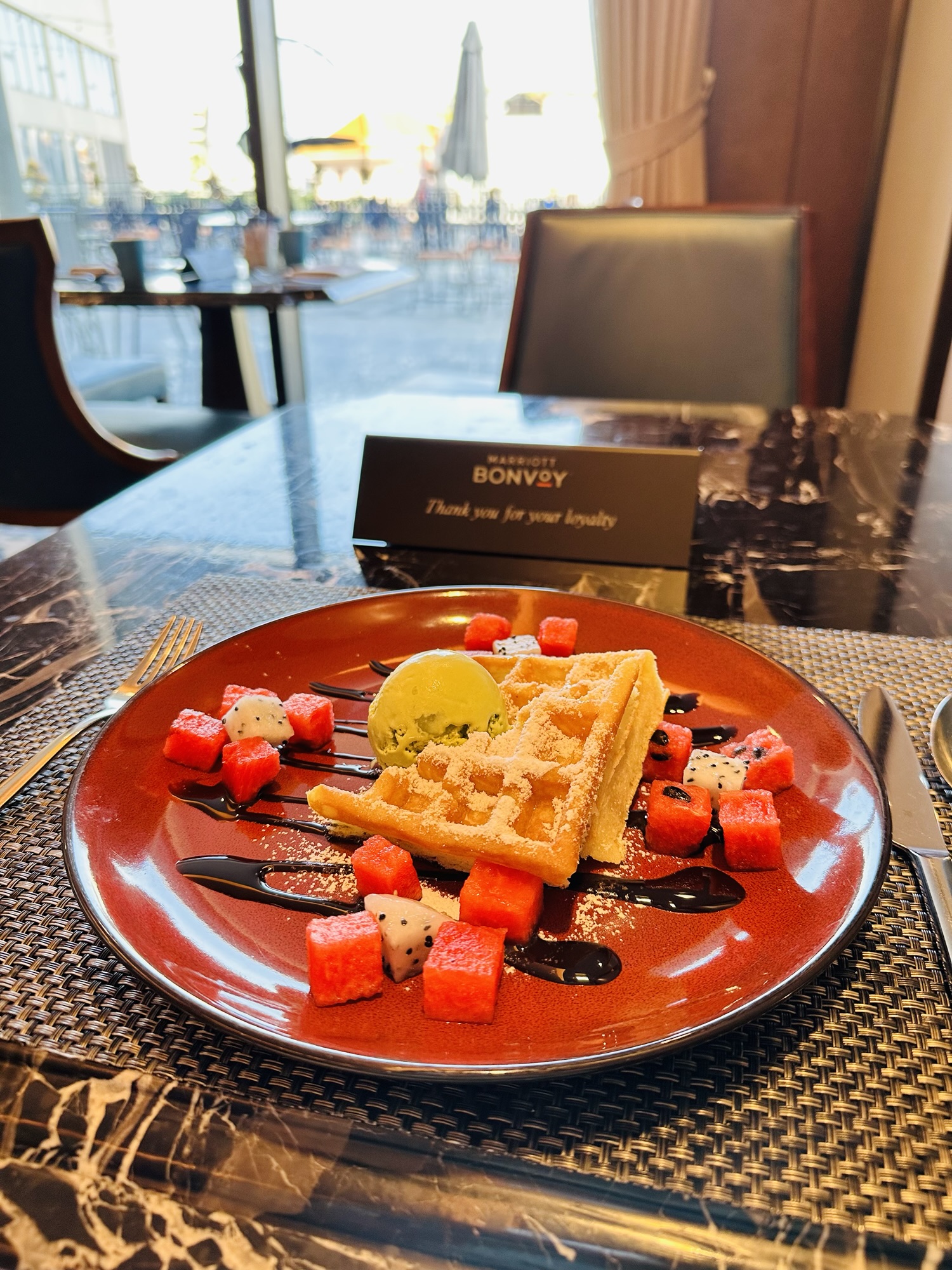 朝食のワッフル