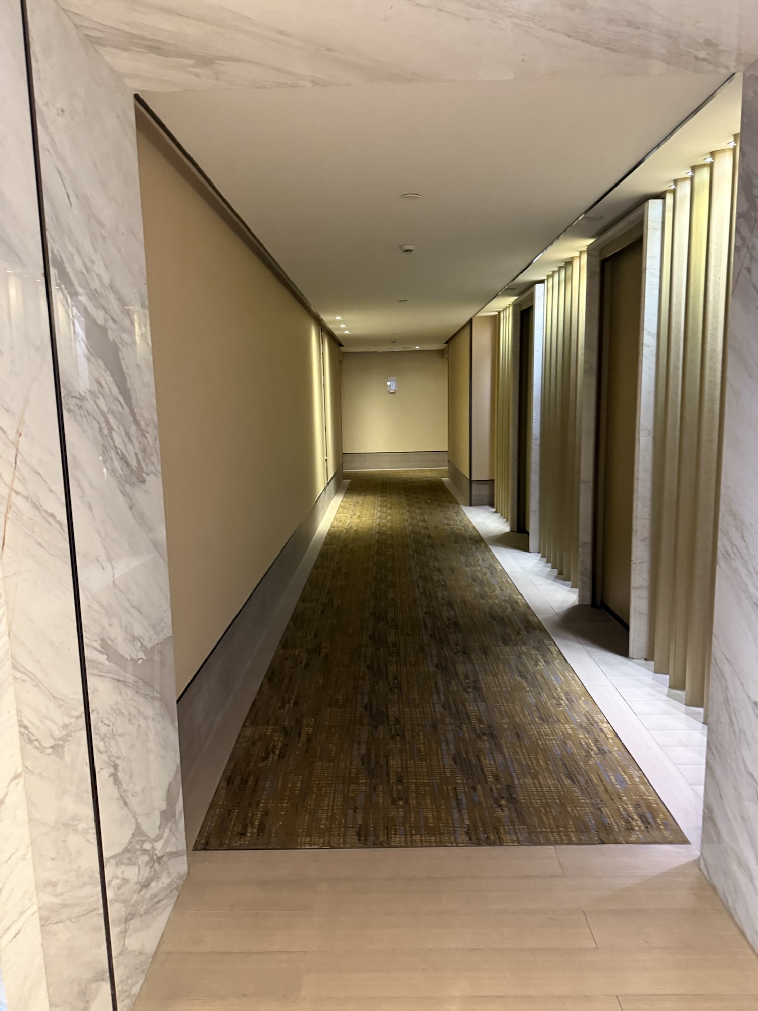 客室フロアの廊下