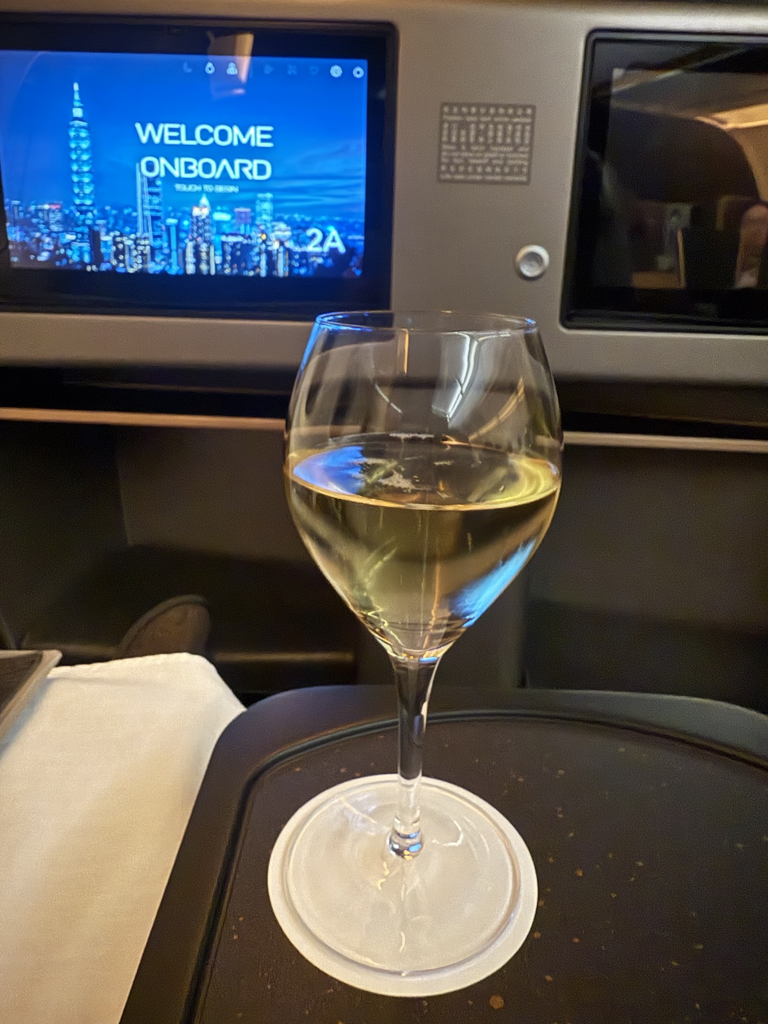 スターラックス航空 ビジネスクラス ウェルカムドリンクの白ワイン