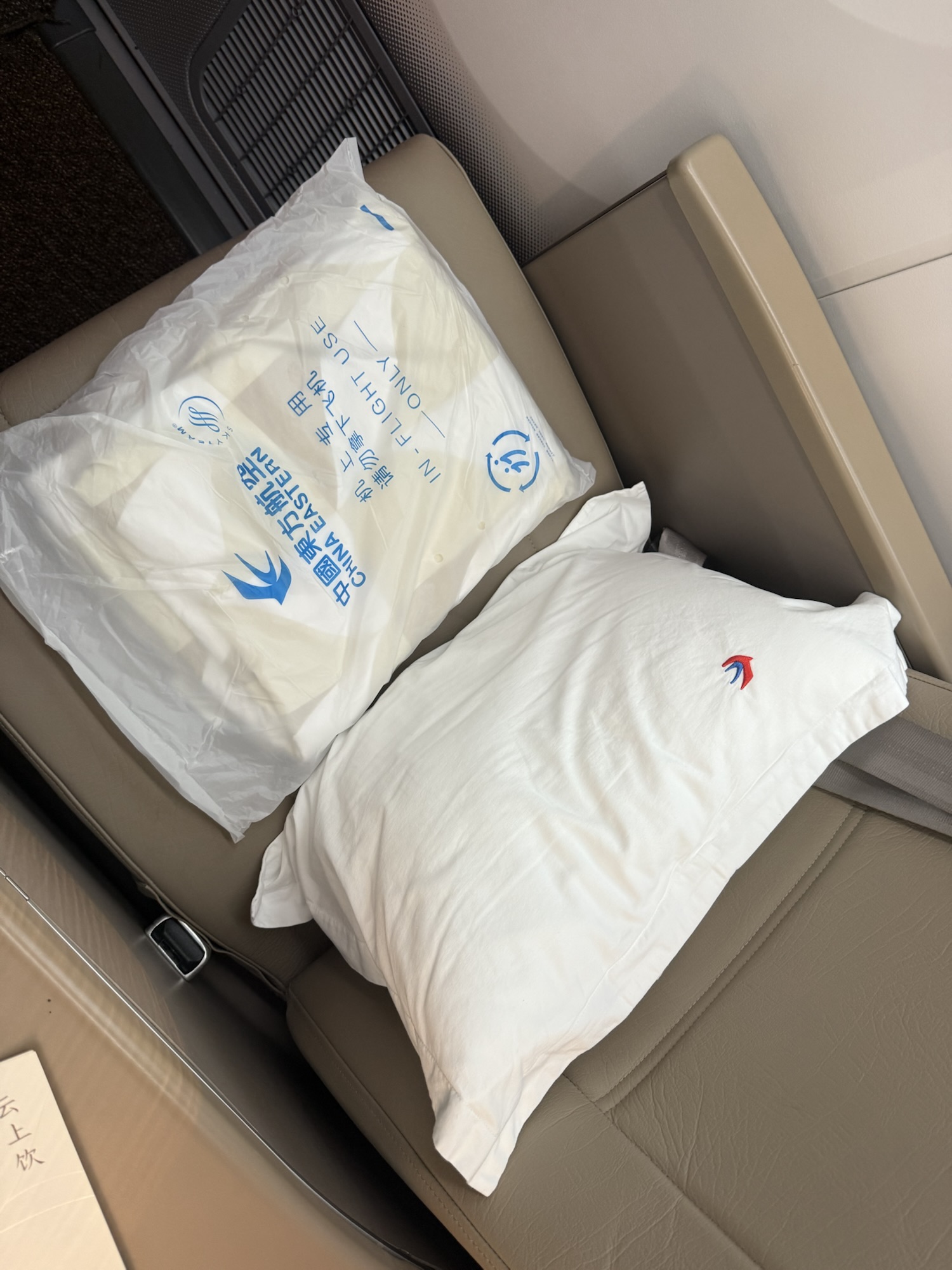 上海航空の枕とブランケット