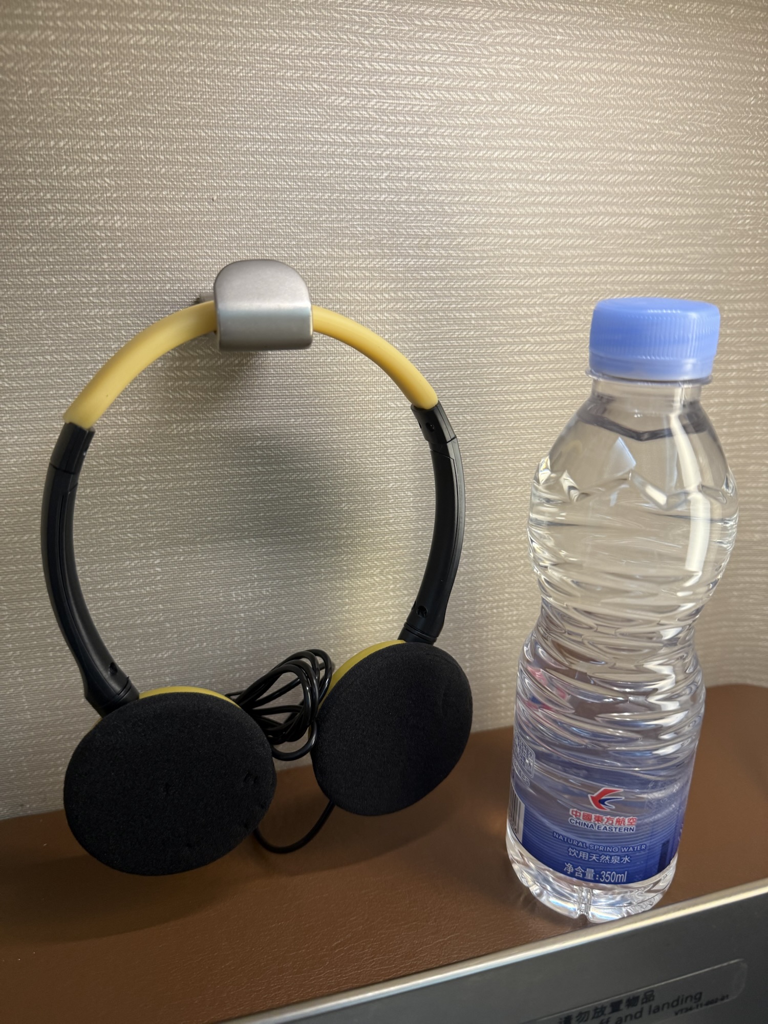 ヘッドフォンとペットボトルの水