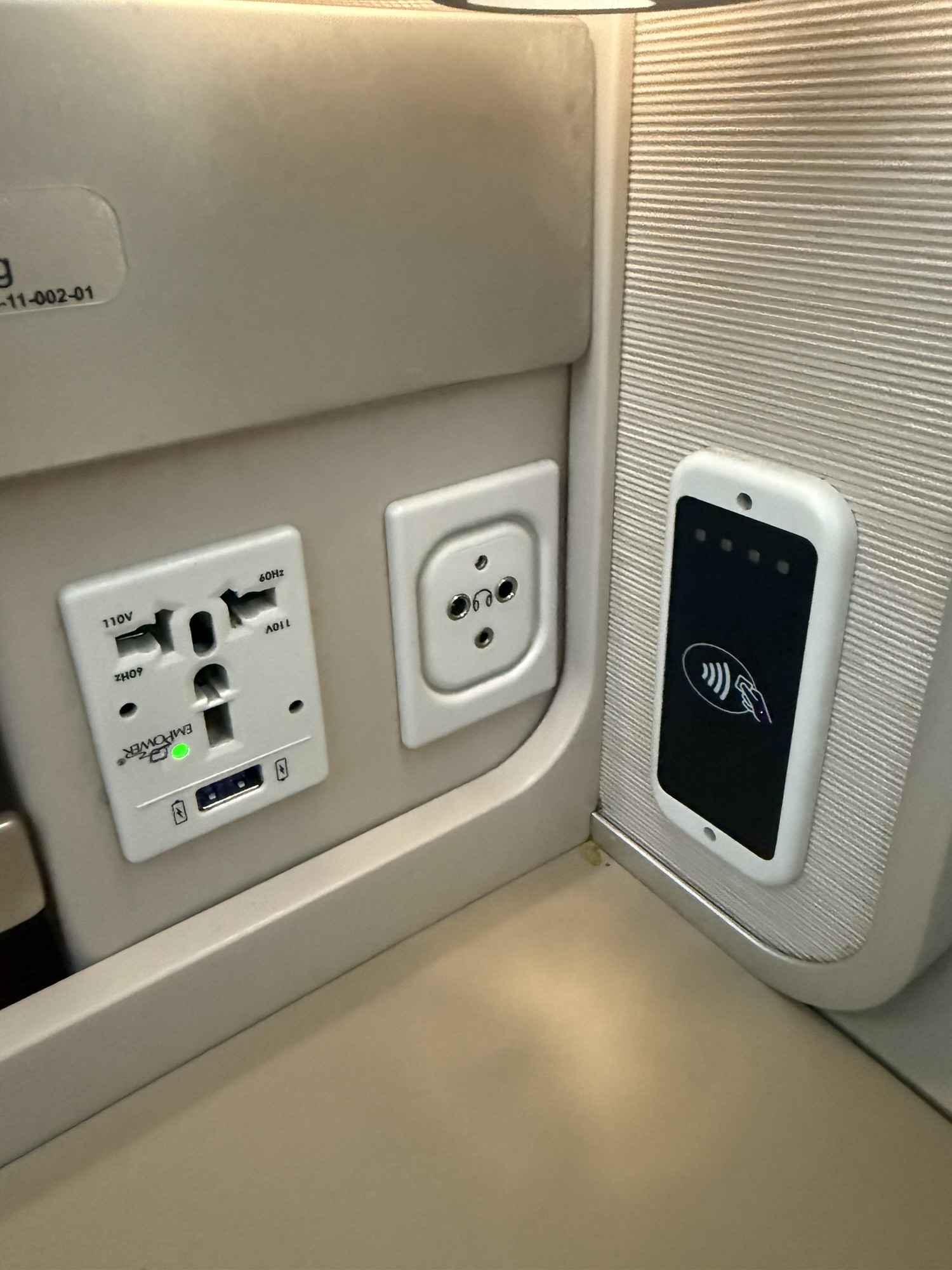 ユニバーサル電源、USB-A、ヘッドフォンジャック