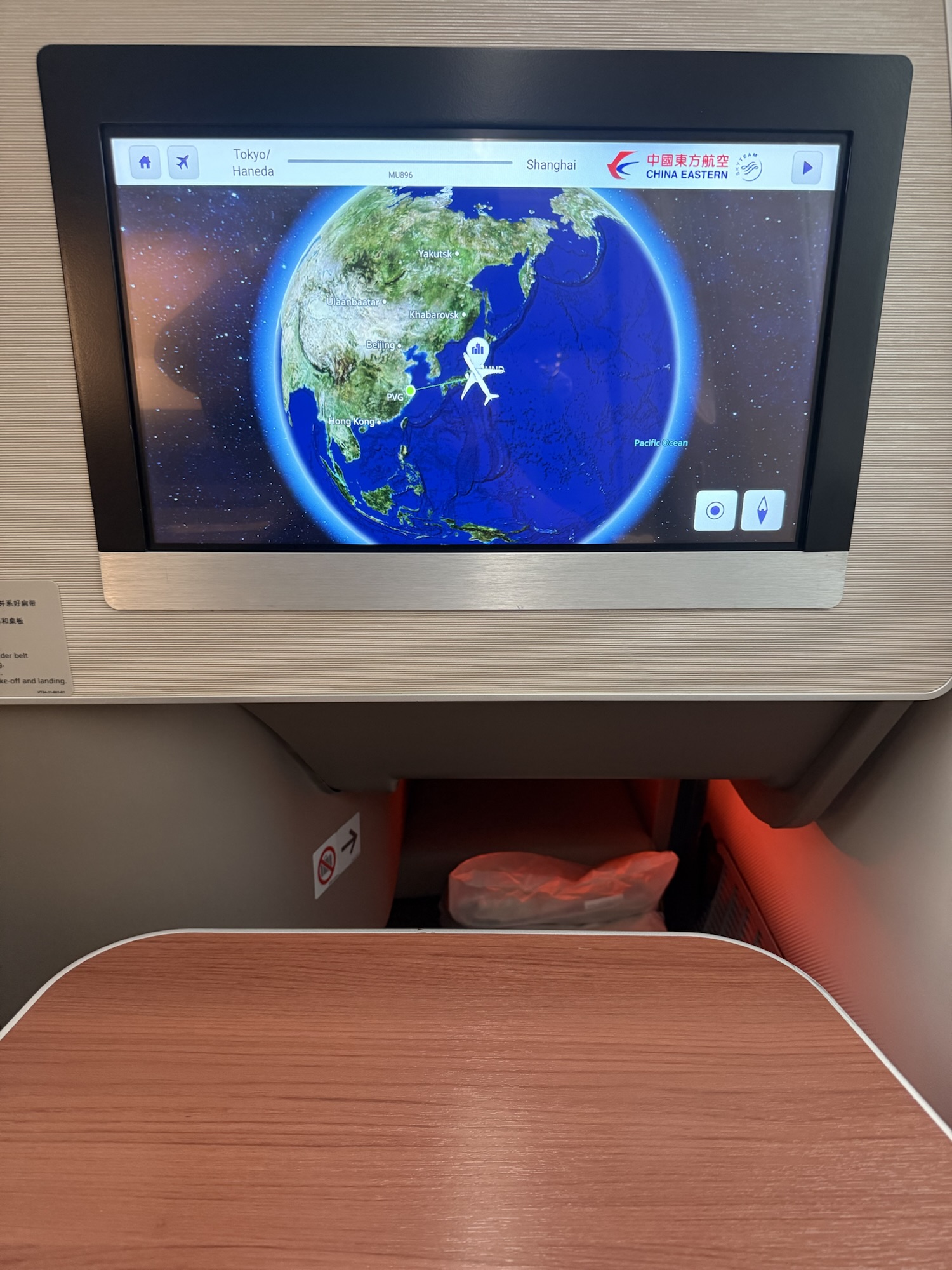 大型モニターと収納式テーブル