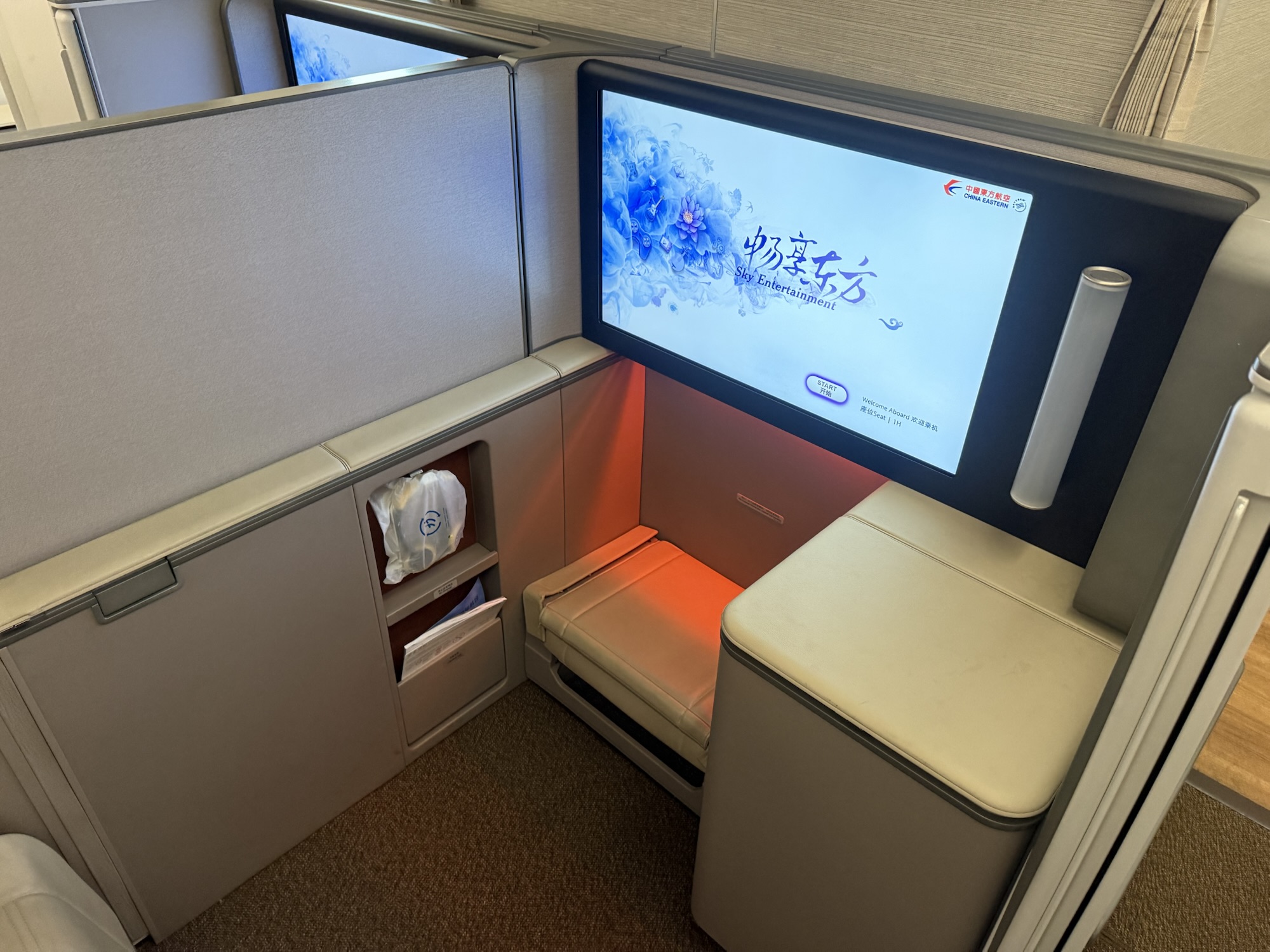 大型モニターと個室内の様子