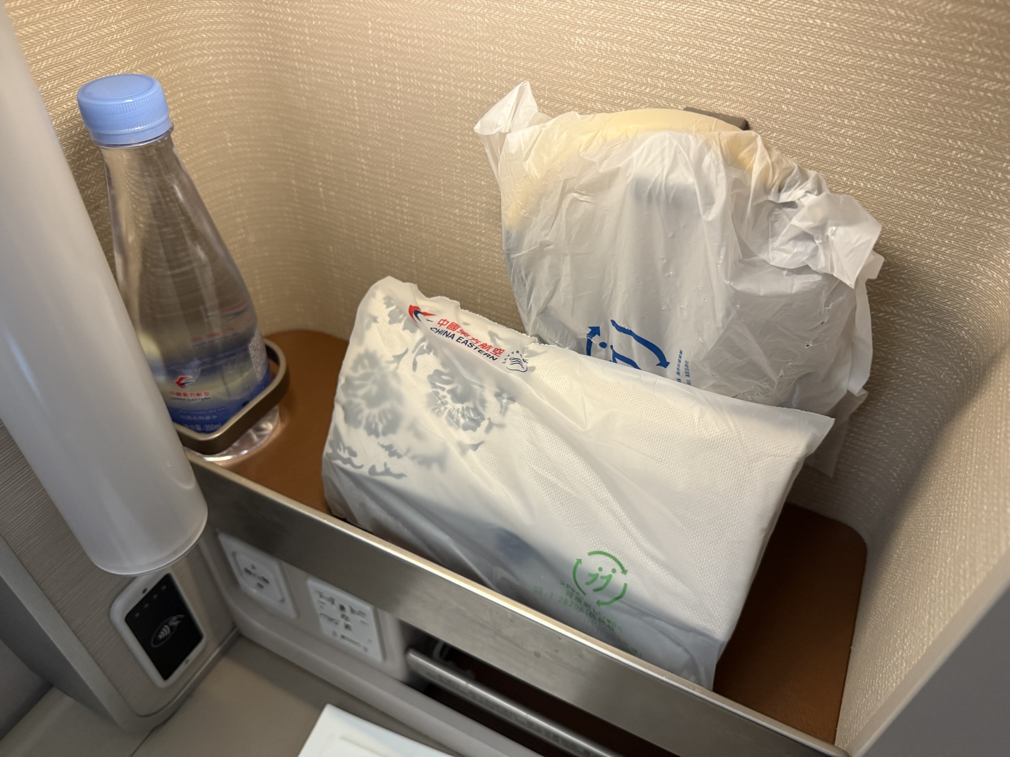 アメニティポーチとペットボトルの水