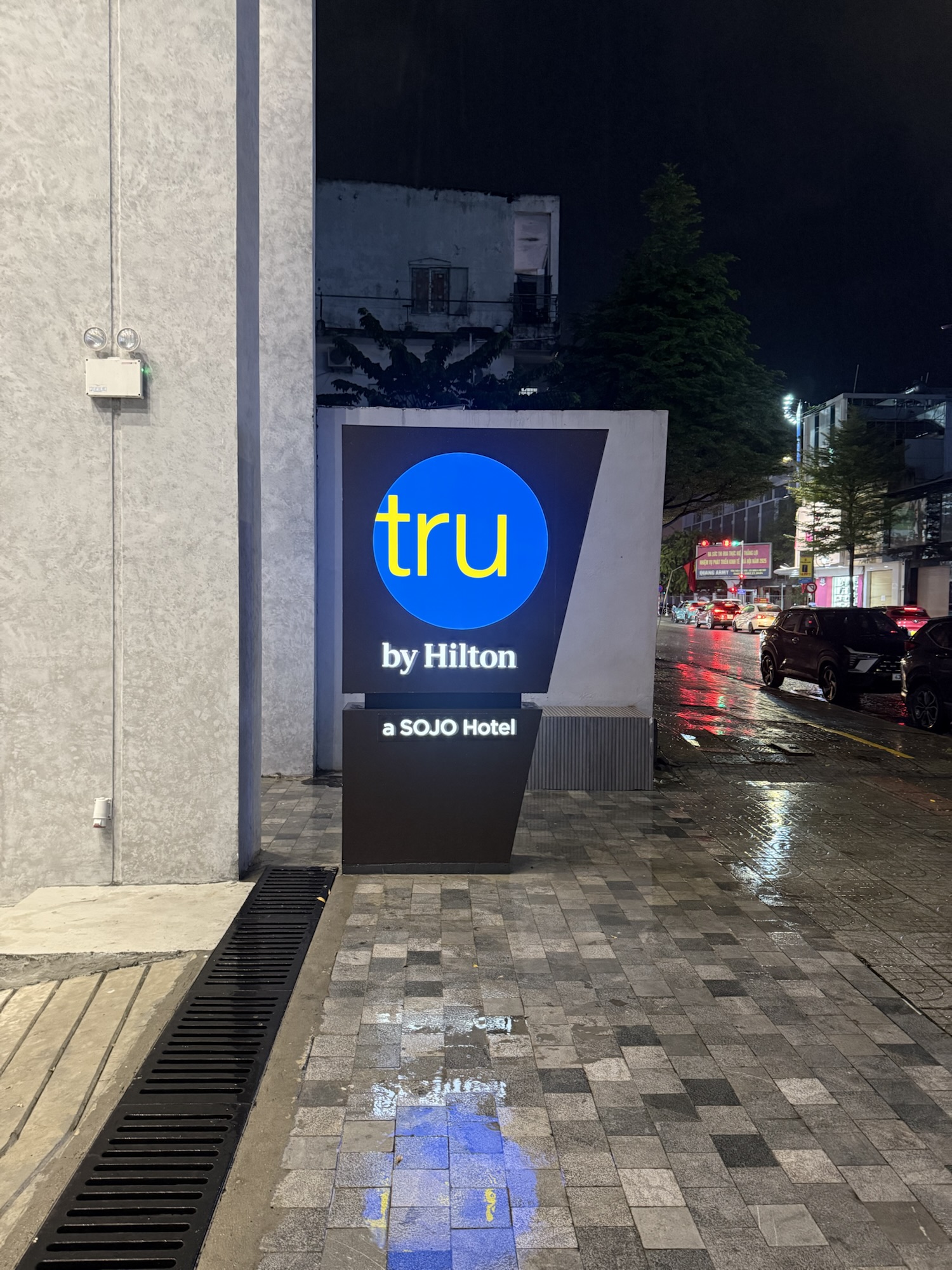 Tru by Hilton Da Nang City Centre 夜のホテル看板
