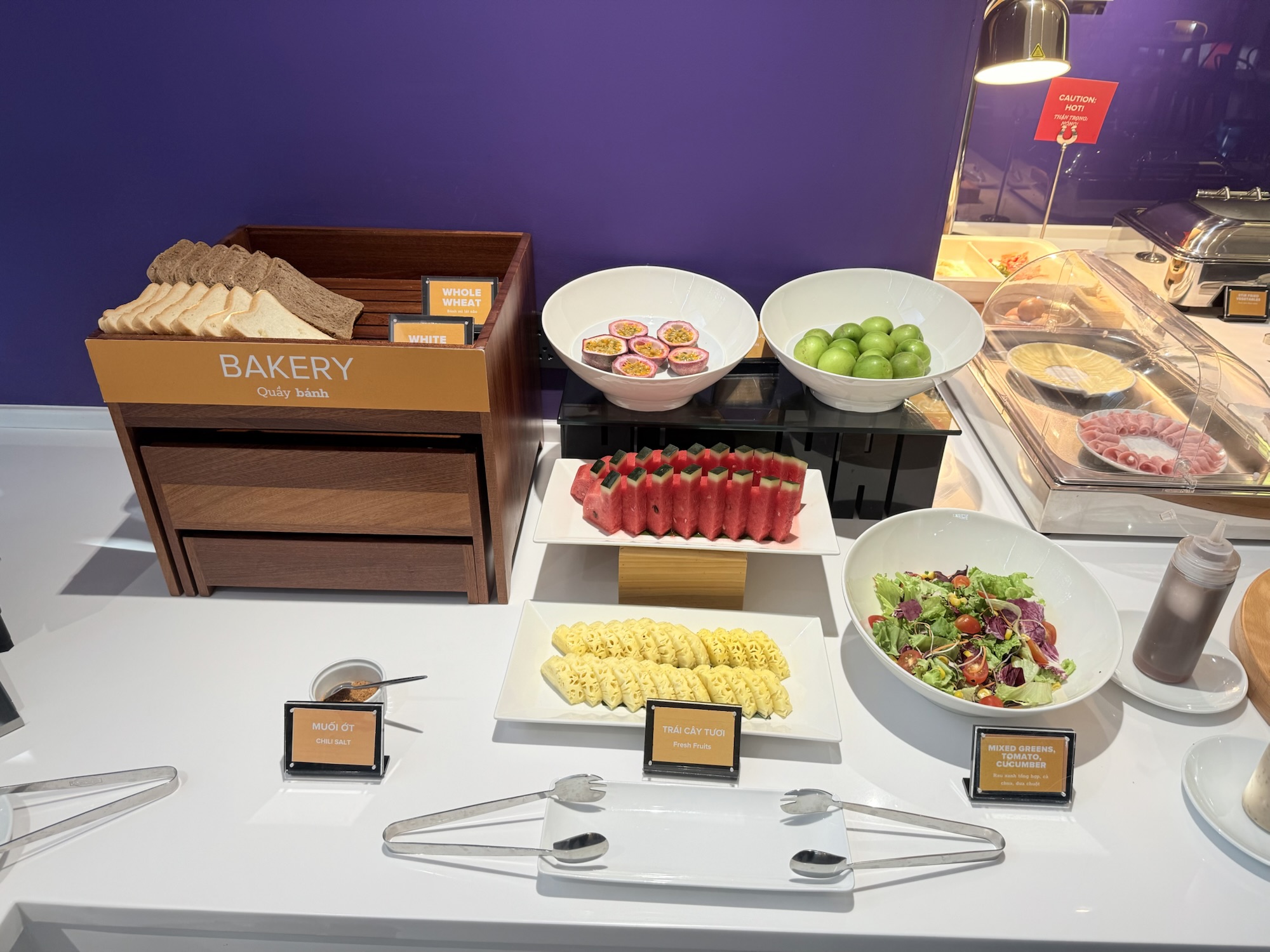 Tru by Hilton Da Nang City Centre 朝食パンとサラダ