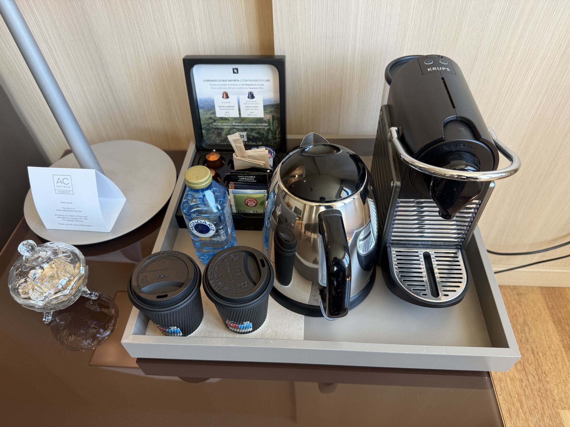 ネスプレッソマシンが置かれたカフェコーナー