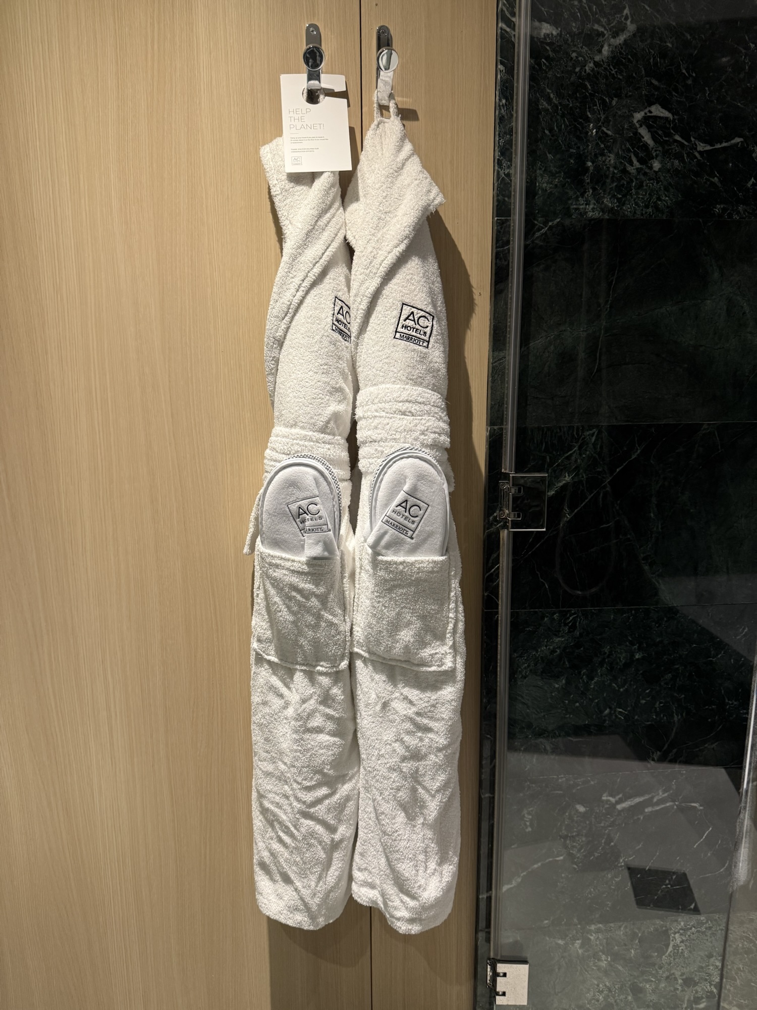 ACロゴ入りのふかふかなバスローブとスリッパ