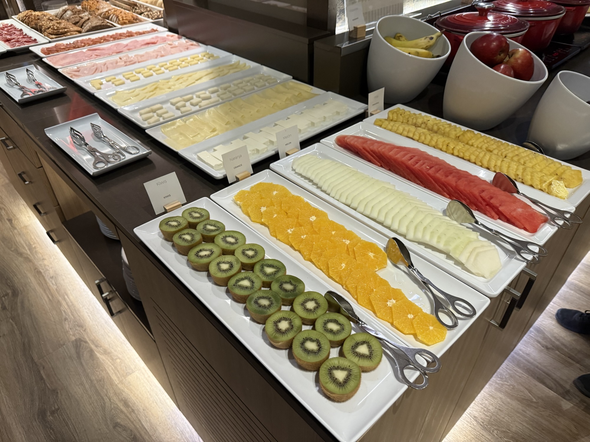 カットされたばかりの新鮮なフルーツ各種