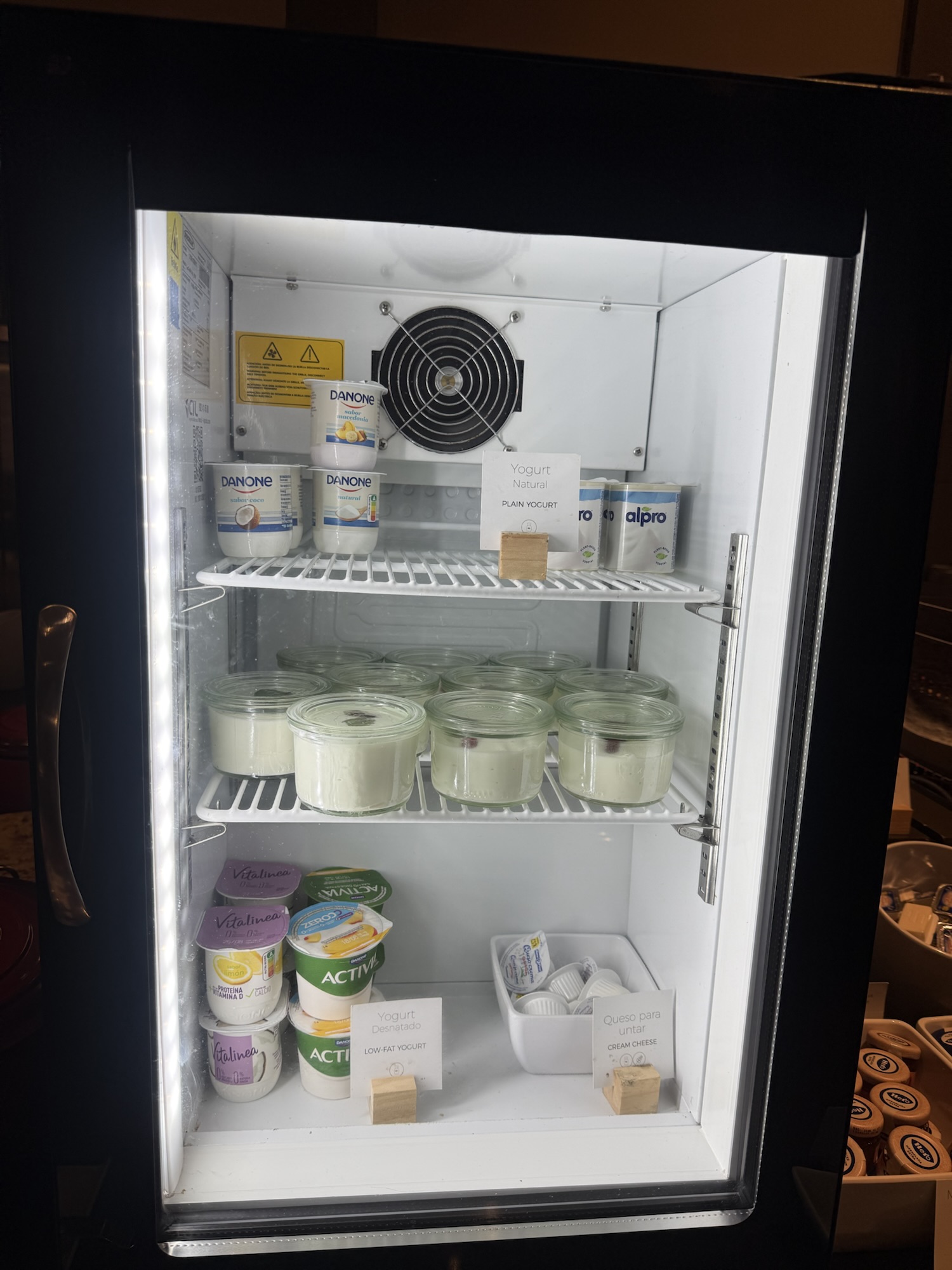 ヘルシーなヨーグルトや乳製品が揃った冷蔵庫