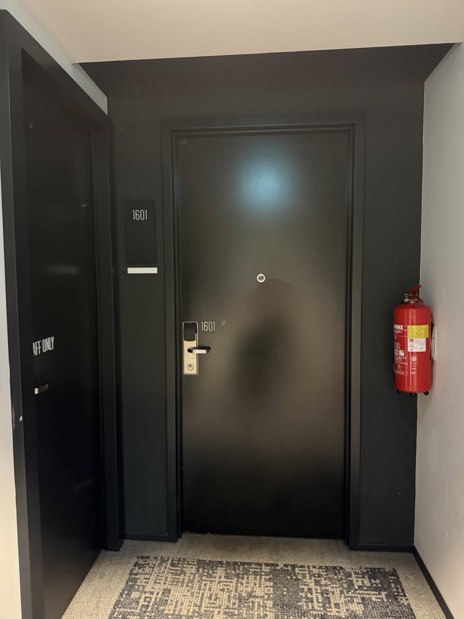 1601号室のドア