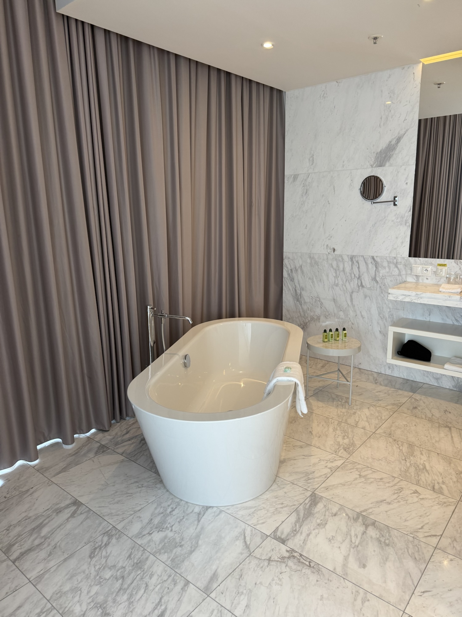 バスルームのバスタブ