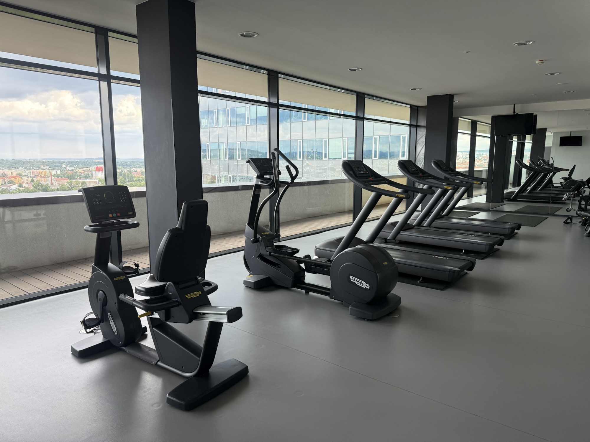 窓が大きく明るいジムエリア