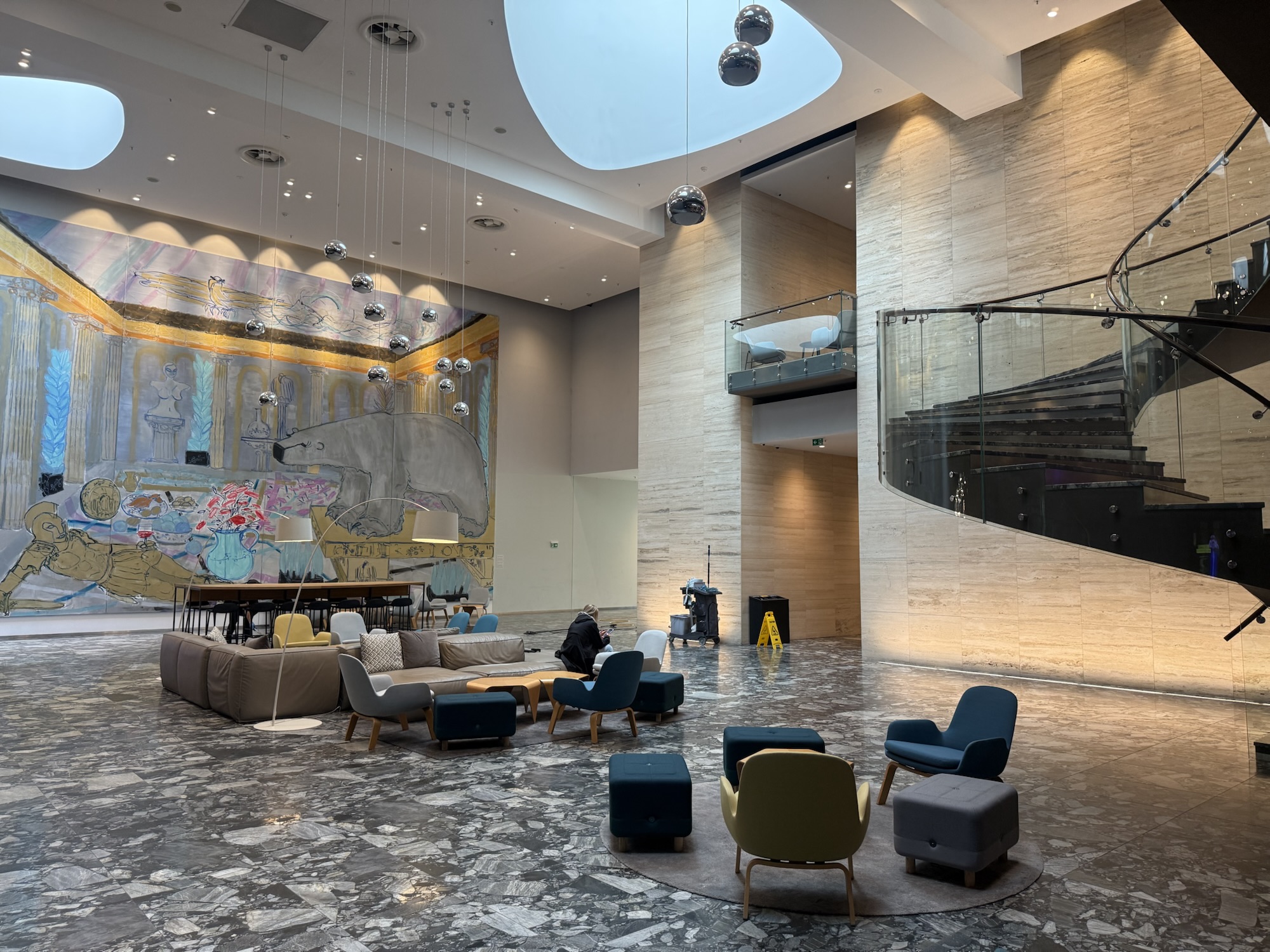 ロビーの螺旋階段