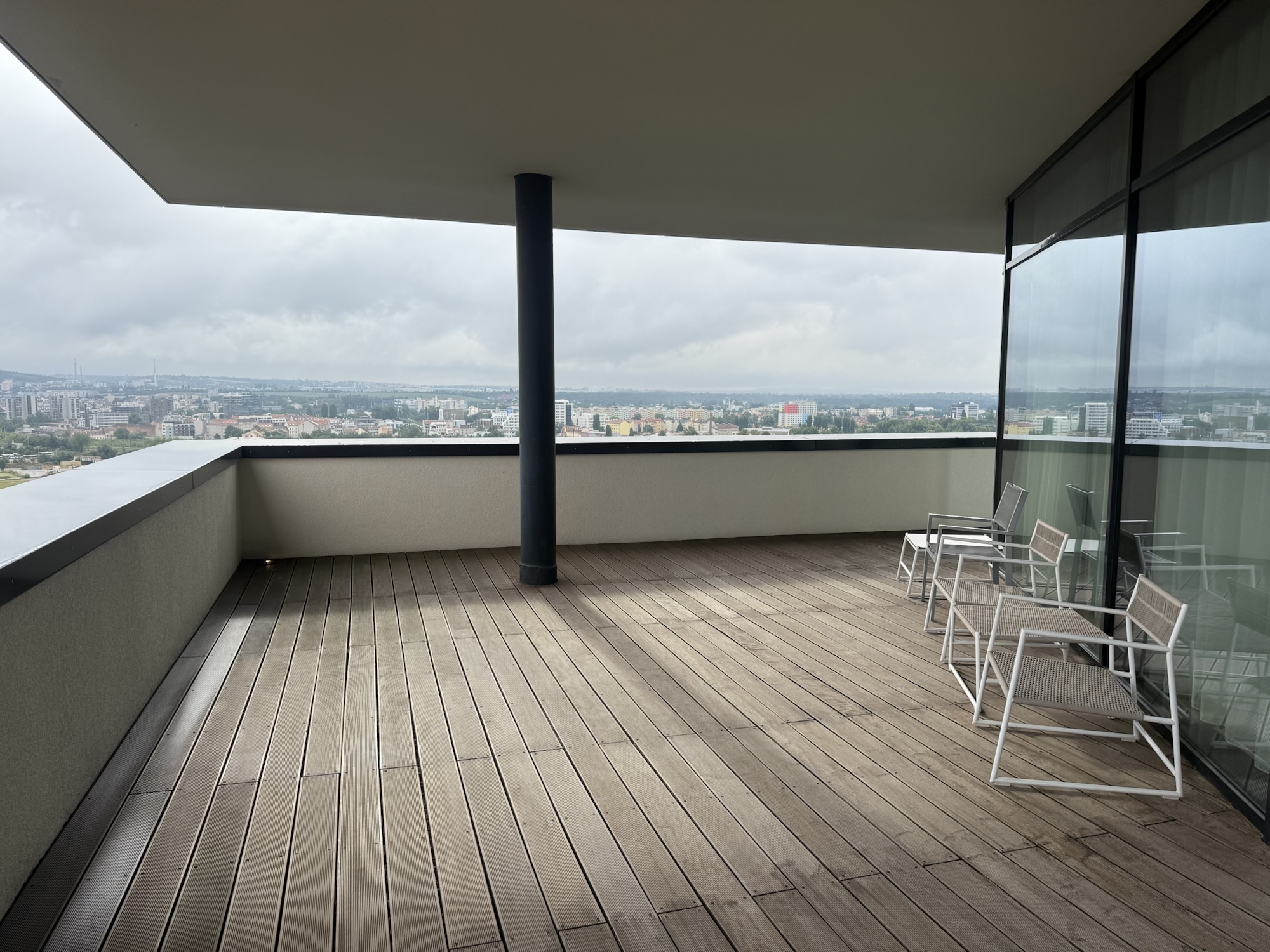 広々としたウッドデッキのバルコニー