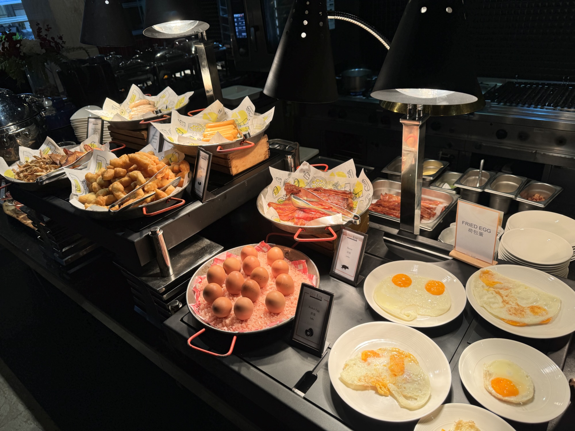 朝食ビュッフェのホットミール