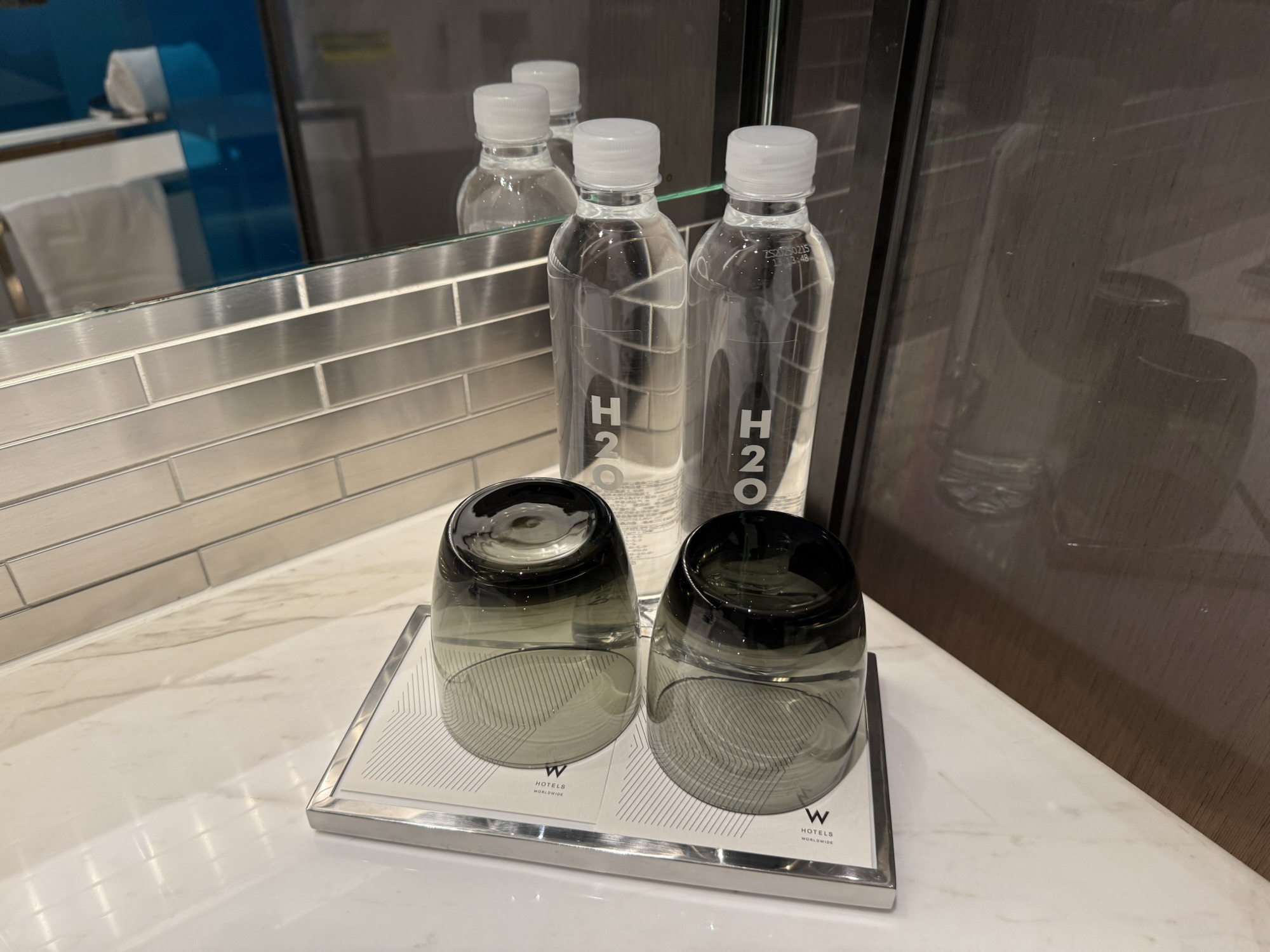 W上海のオリジナルウォーターボトルとグラス