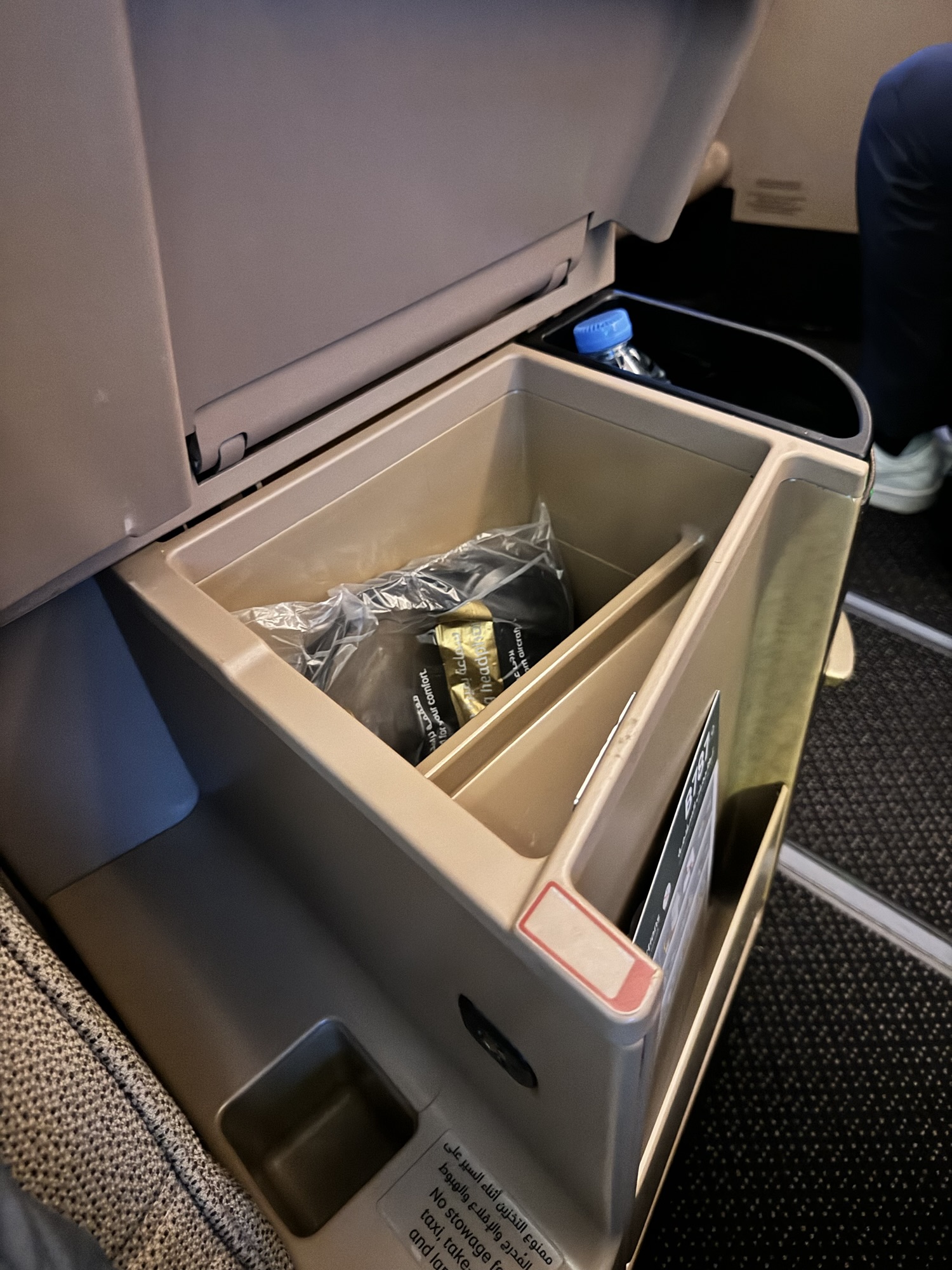 サイドテーブルの収納スペース