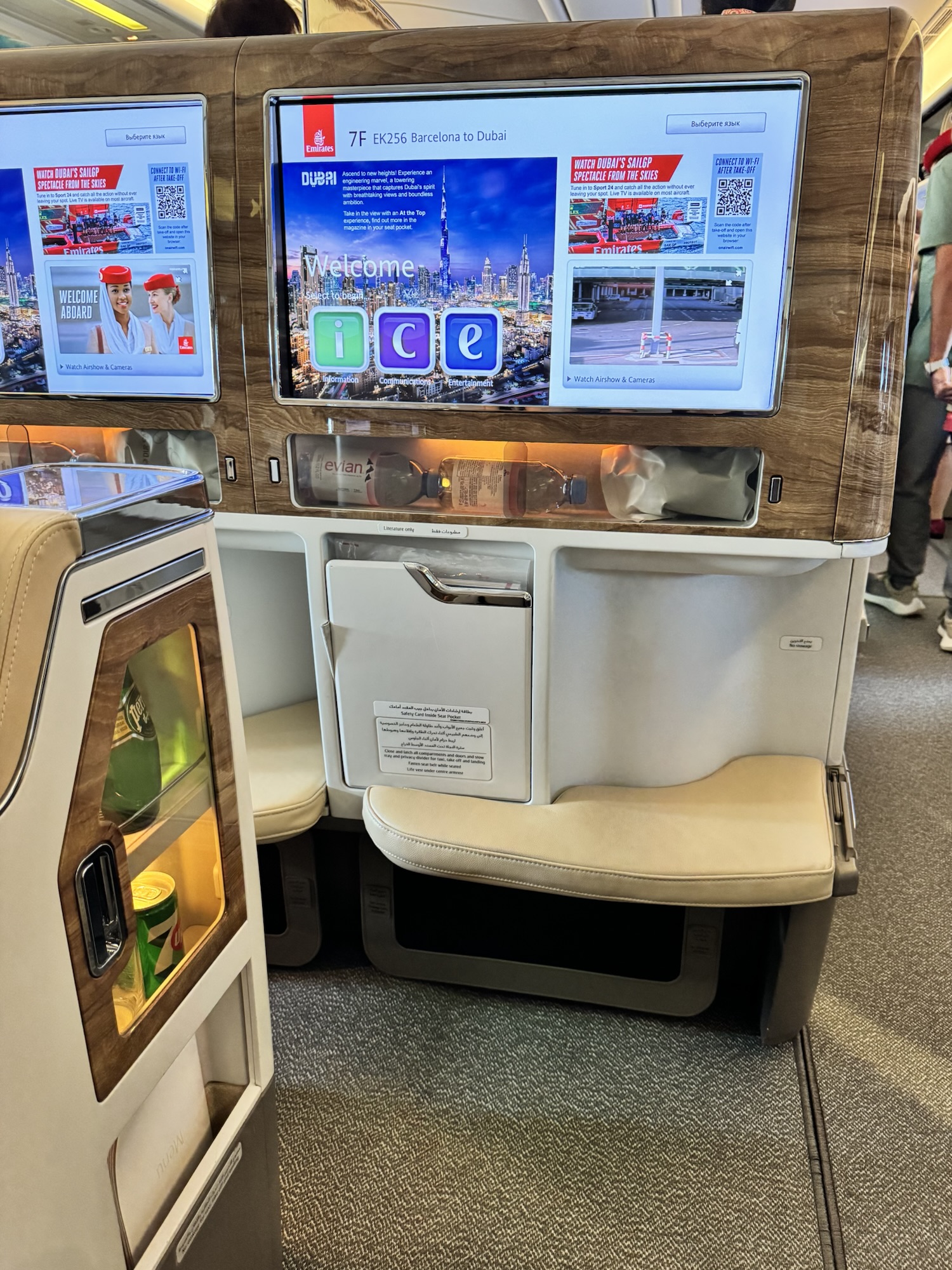 エミレーツ航空の大型モニターとミニバー