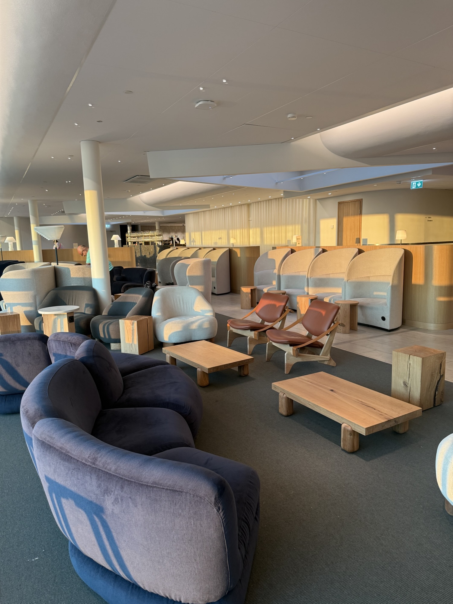 ソファエリアと朝の光