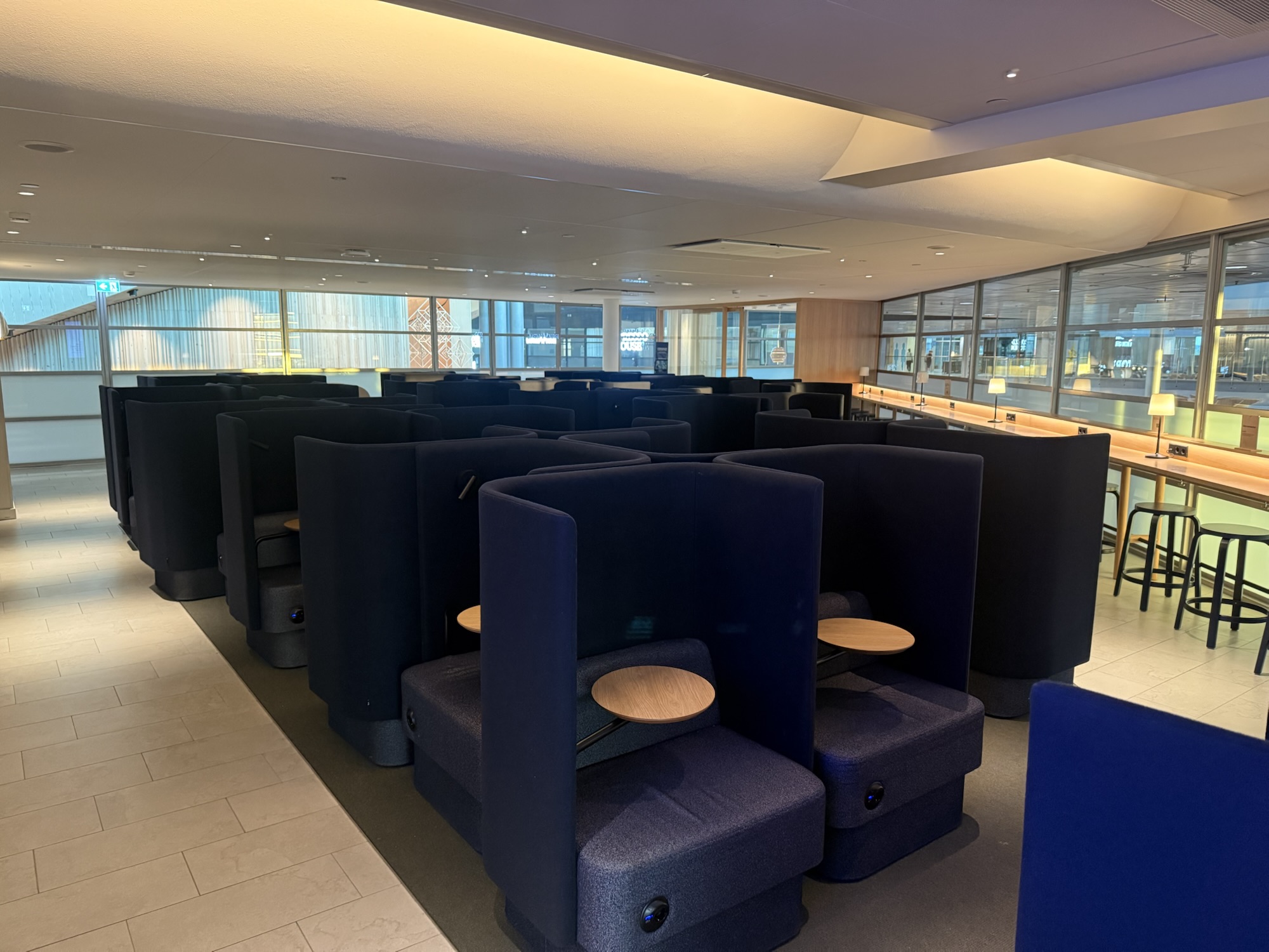 プライバシー重視のブース席