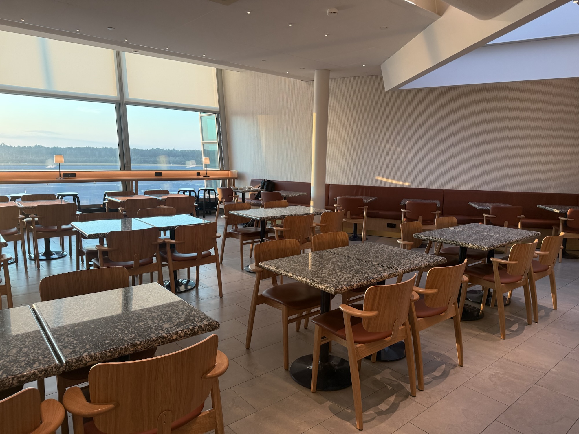 窓際の座席と外の景色