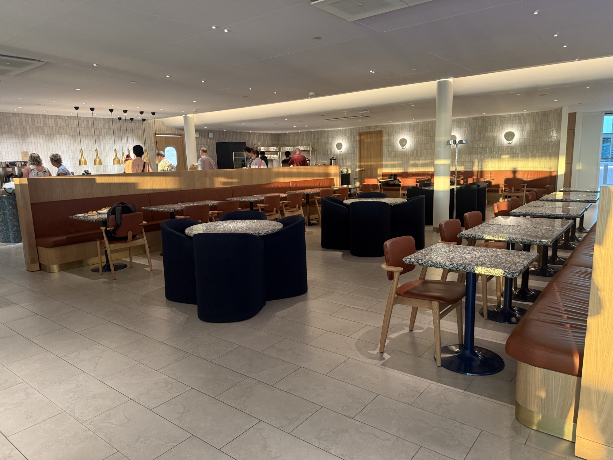 ラウンジ内のダイニングエリア全景