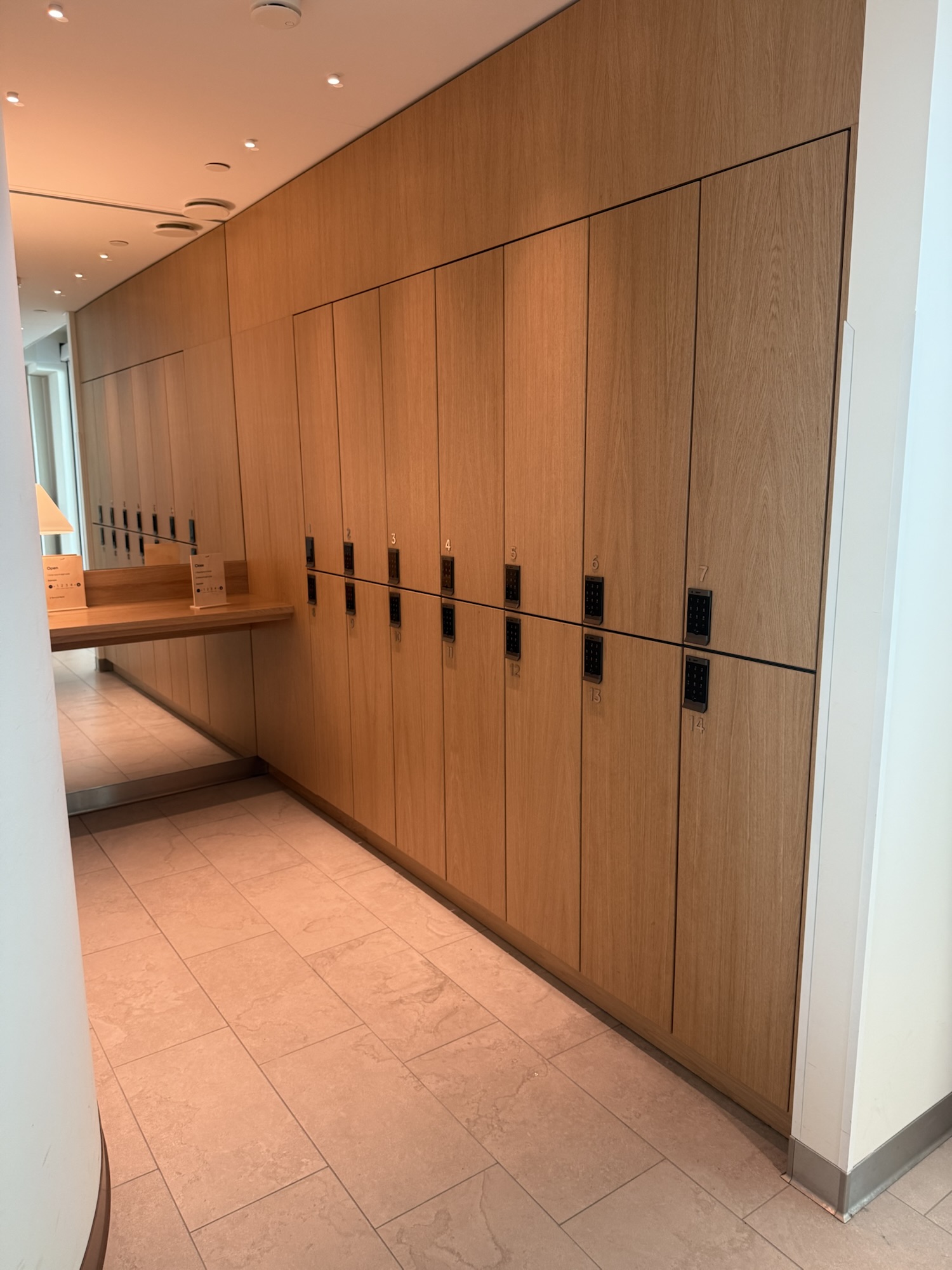 木目調のスマートロッカー