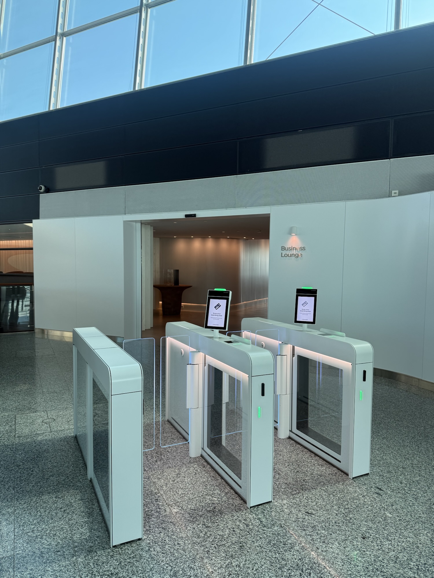 ラウンジ入り口の自動ゲート