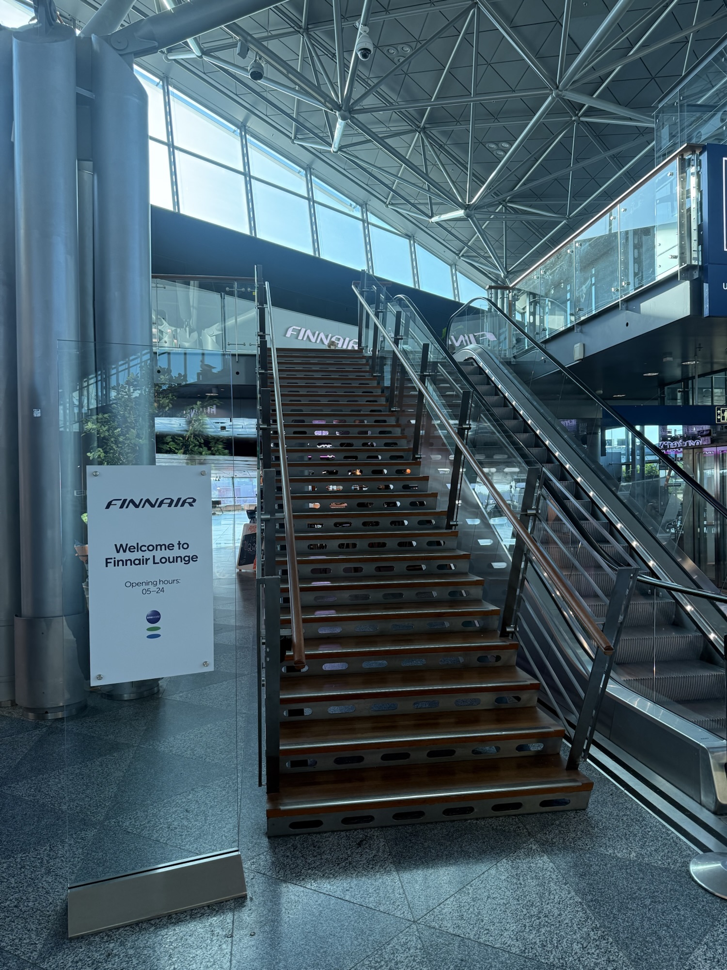 ラウンジへ続く階段