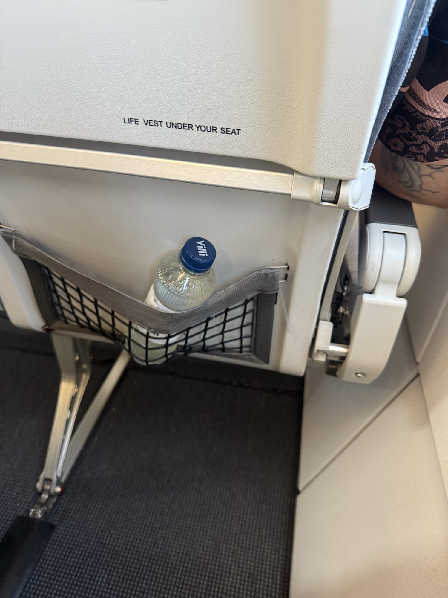 座席ポケットのミネラルウォーター